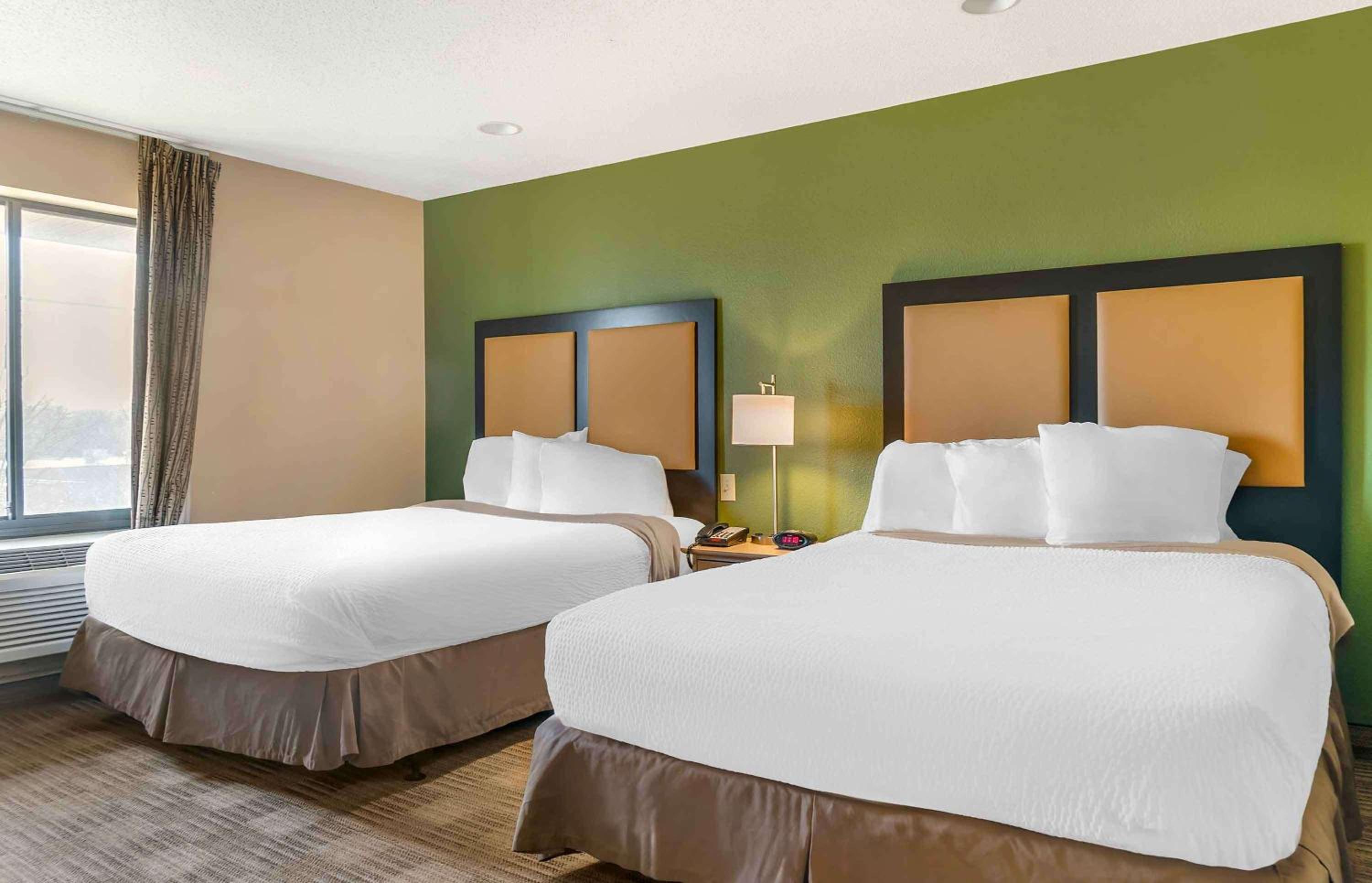 Deluxe Studio with 2 Queen Beds - Non-Smoking - Photo 1