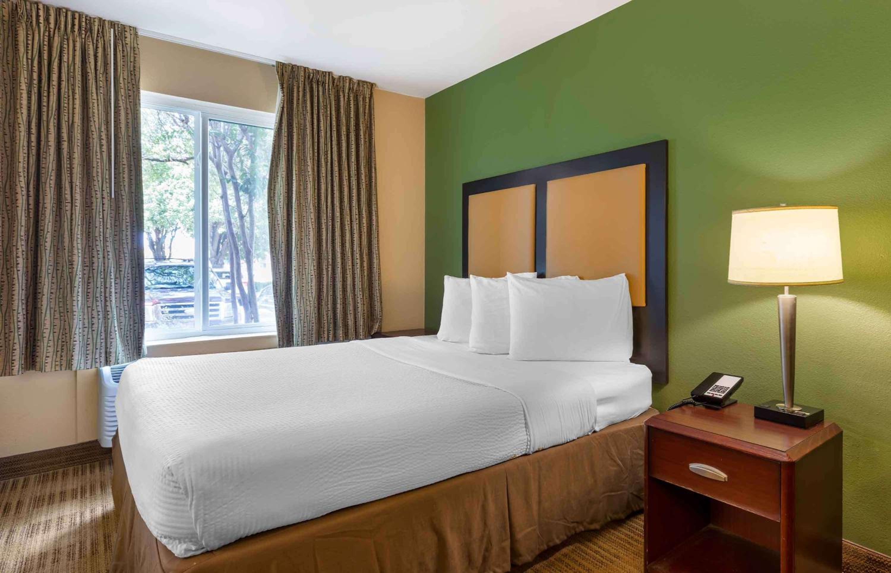 Queen studio with 1 Queen Bed - Disability Access/Non-Smoking