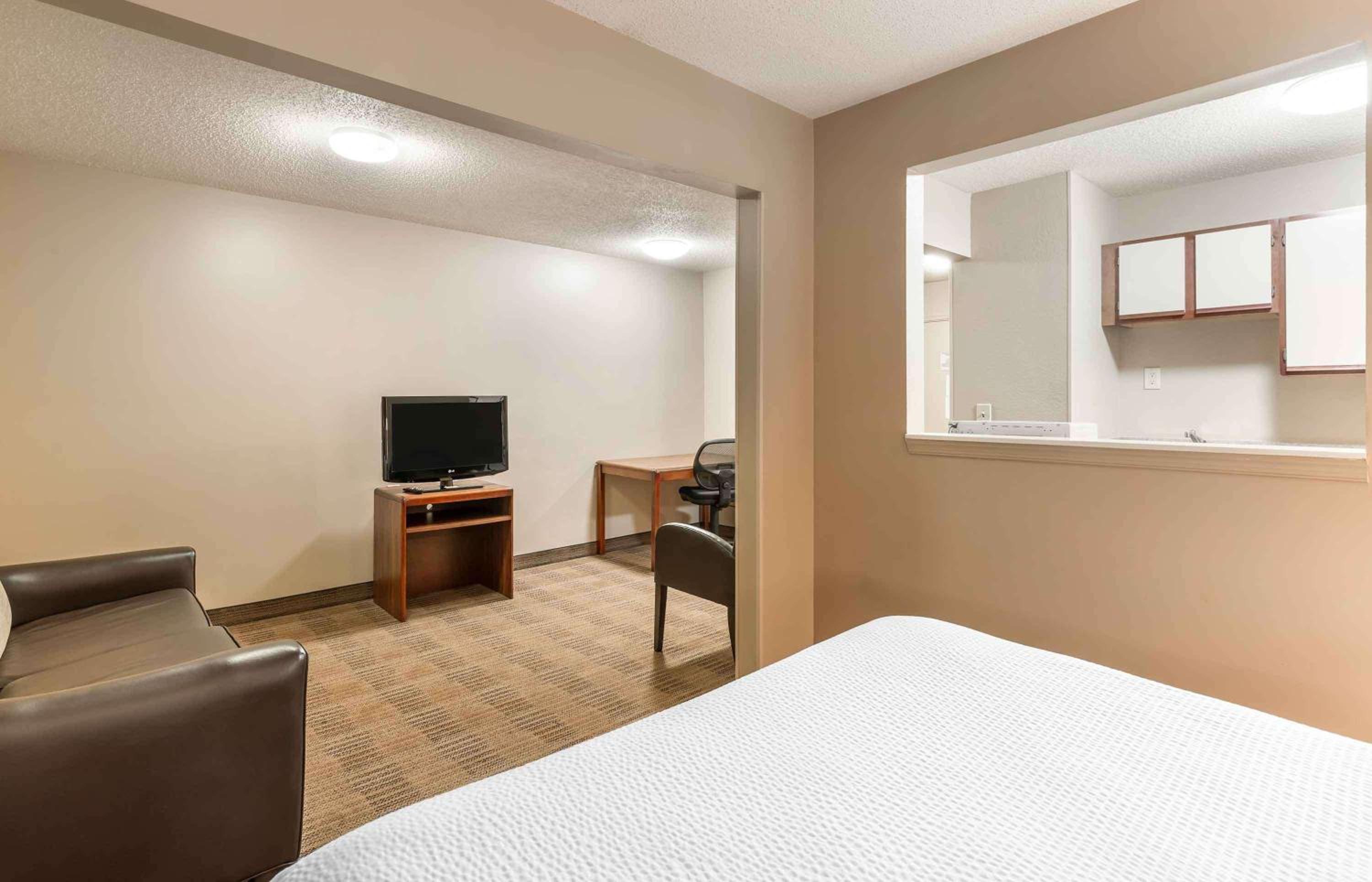 Deluxe Studio with 1 Queen Bed - Non-Smoking
