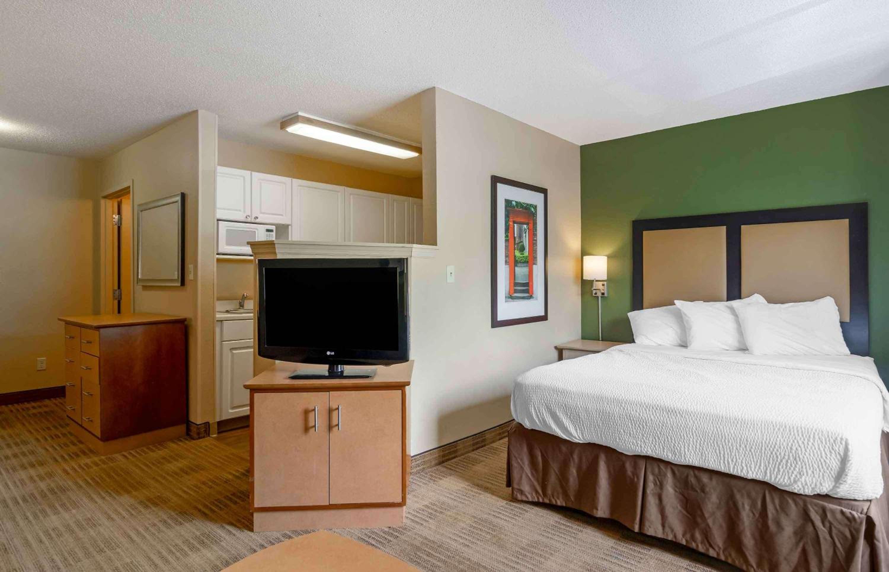 Deluxe Studio with 1 Queen Bed - Non-Smoking