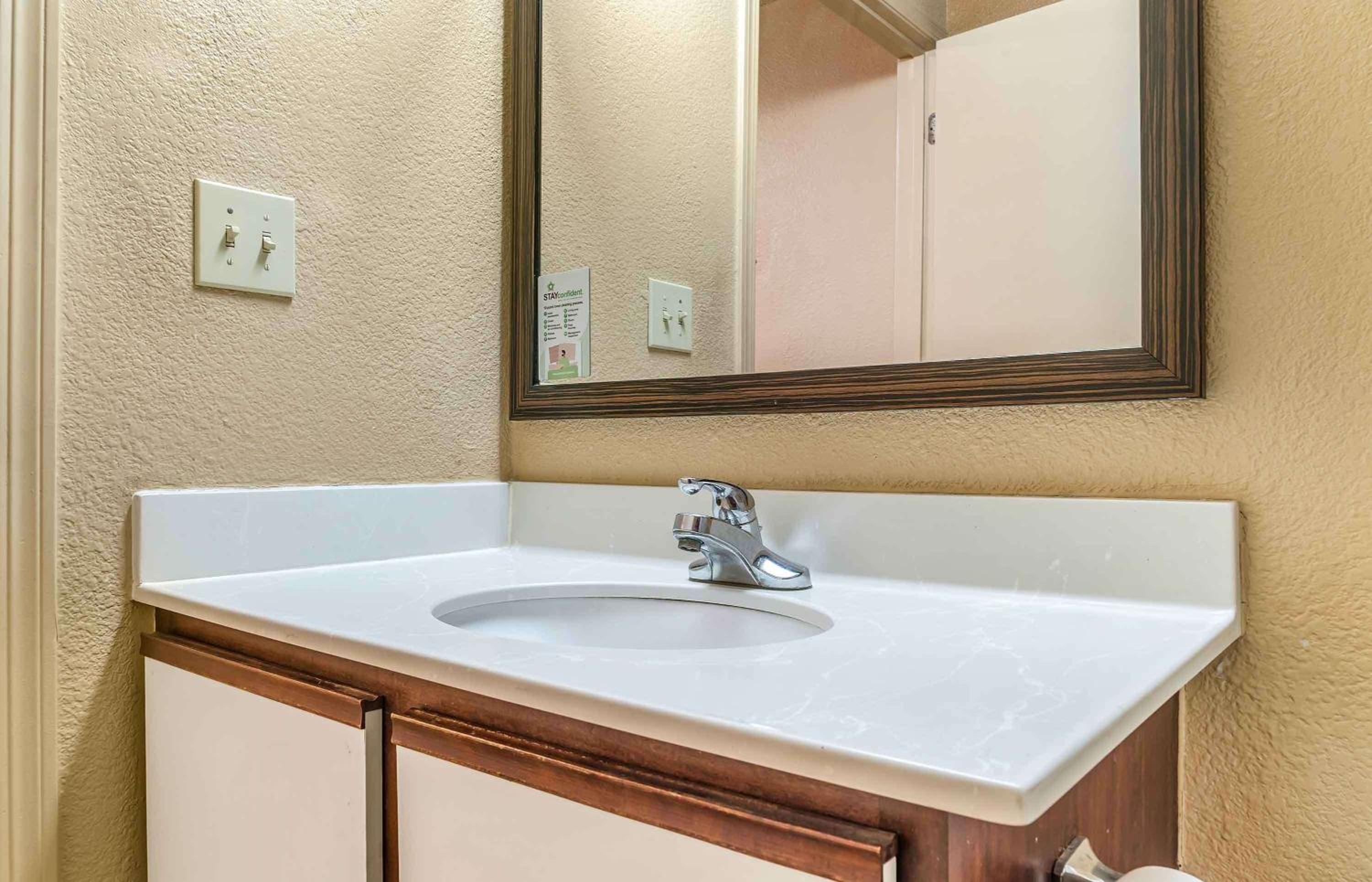 Deluxe Studio with 2 Queen Beds - Non-Smoking - Photo 5