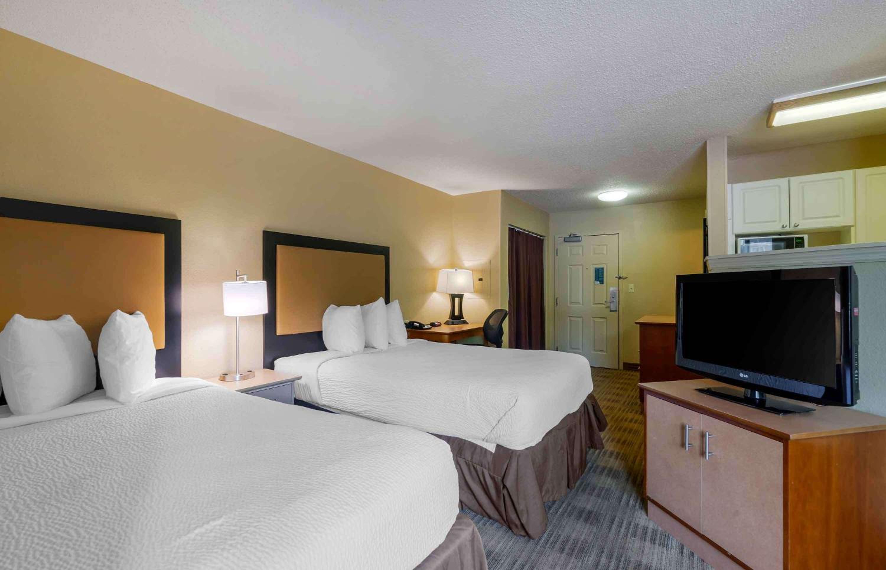 Deluxe Studio with Two Double Beds - Non-Smoking