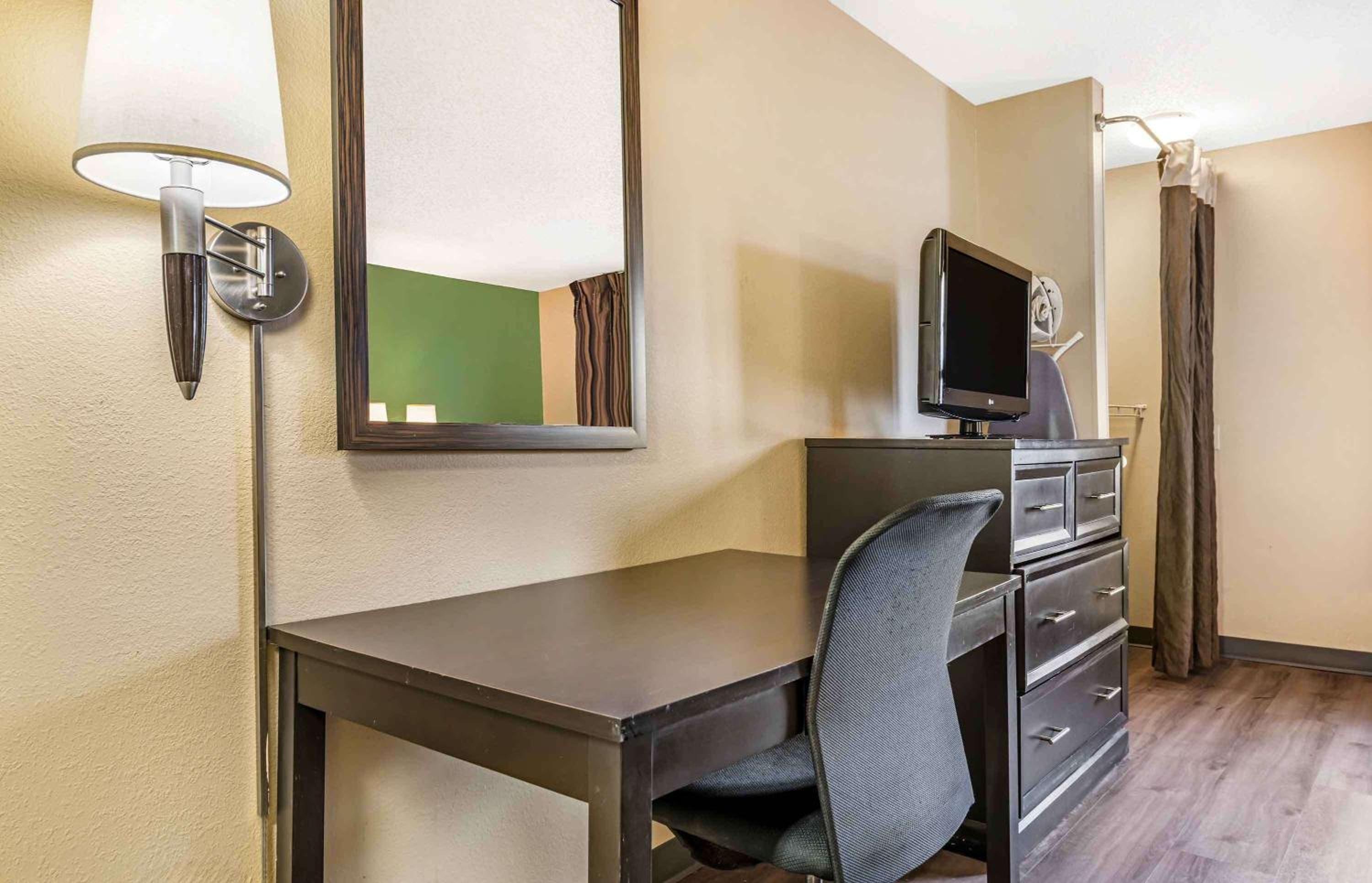 Queen studio with 1 Queen Bed - Disability Access/Non-Smoking - Photo 10