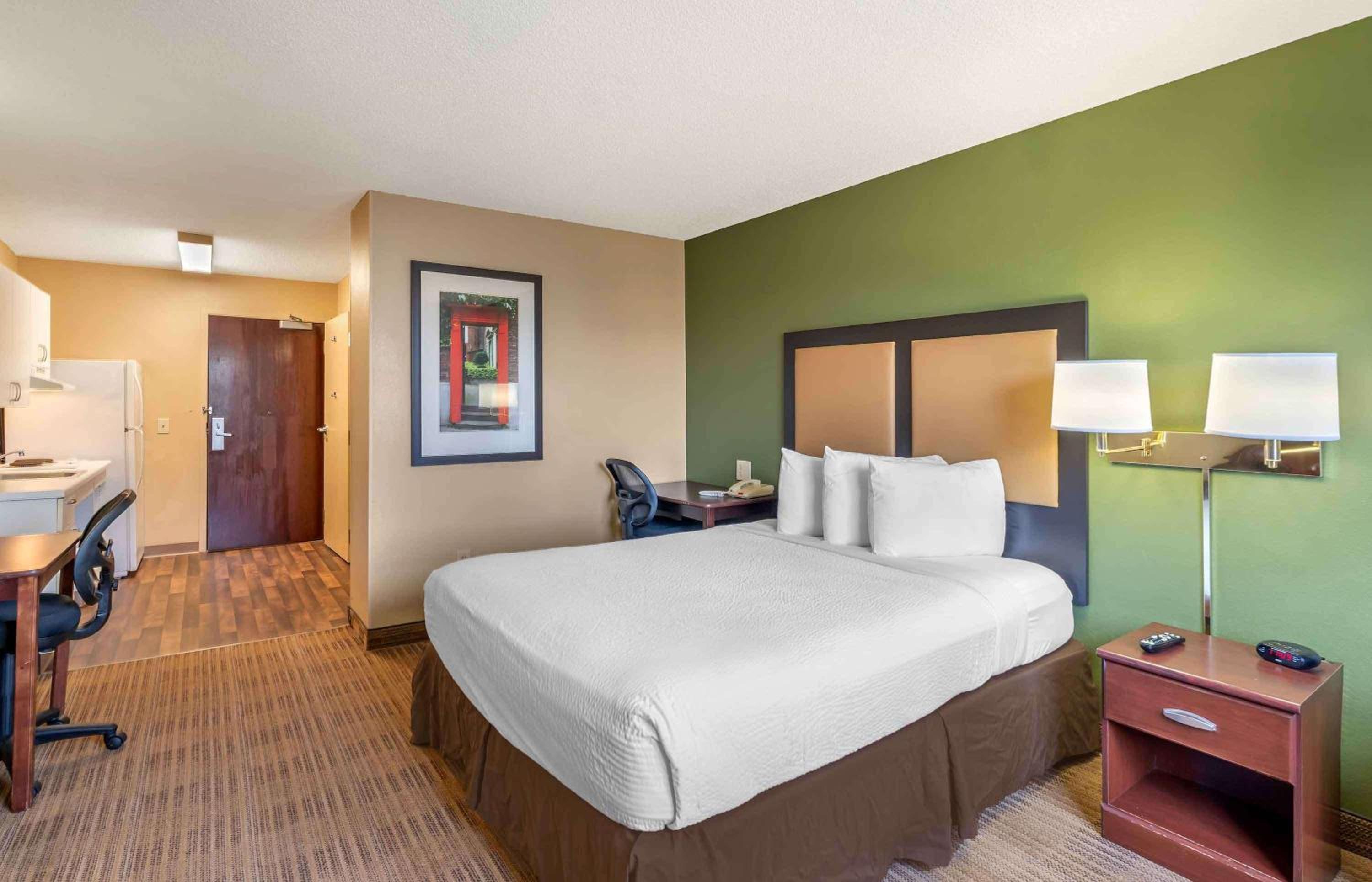 Queen studio with 1 Queen Bed - Disability Access/Non-Smoking - Photo 1