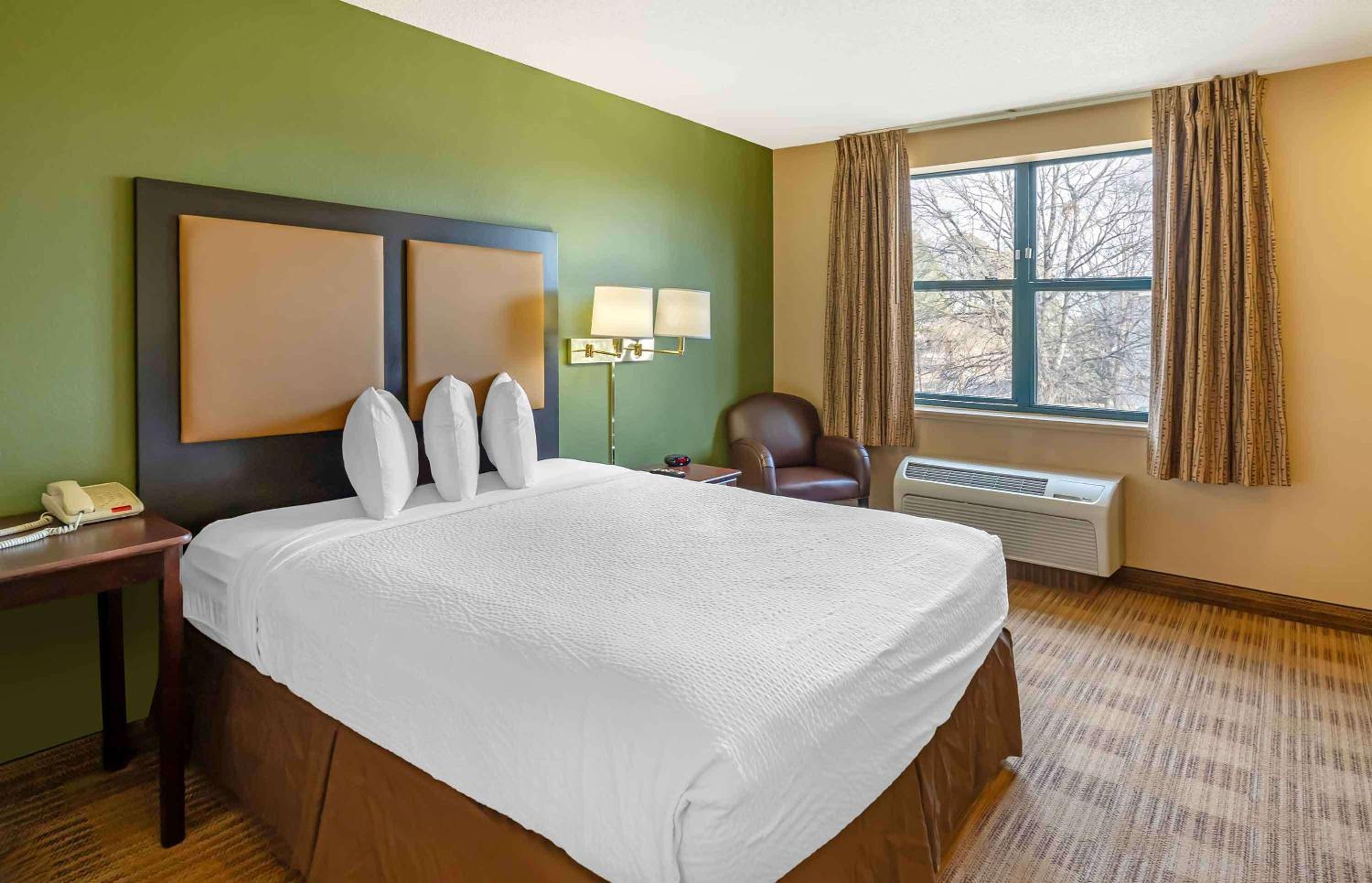 Queen studio with 1 Queen Bed - Disability Access/Non-Smoking - Photo 3