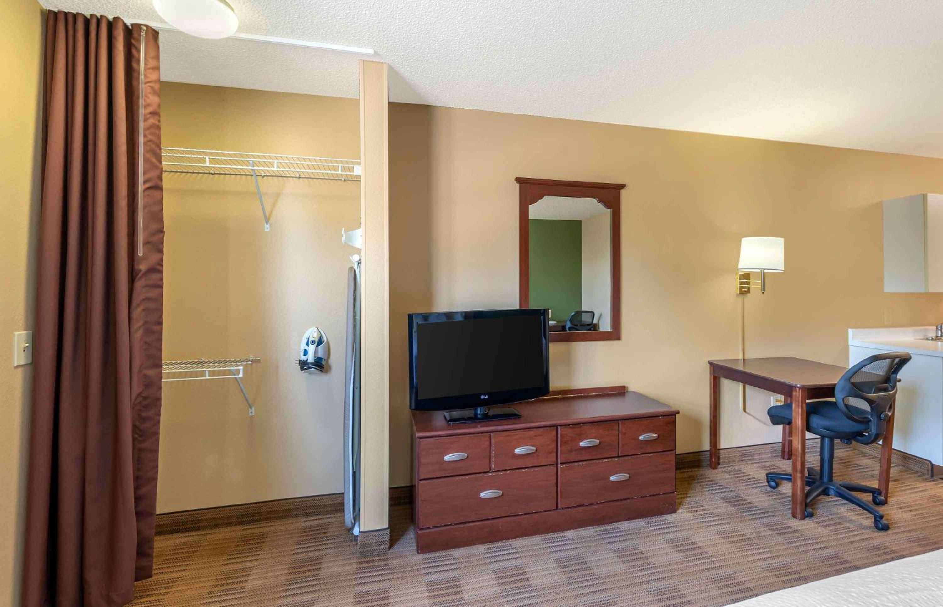 Queen studio with 1 Queen Bed - Disability Access/Non-Smoking - Photo 4