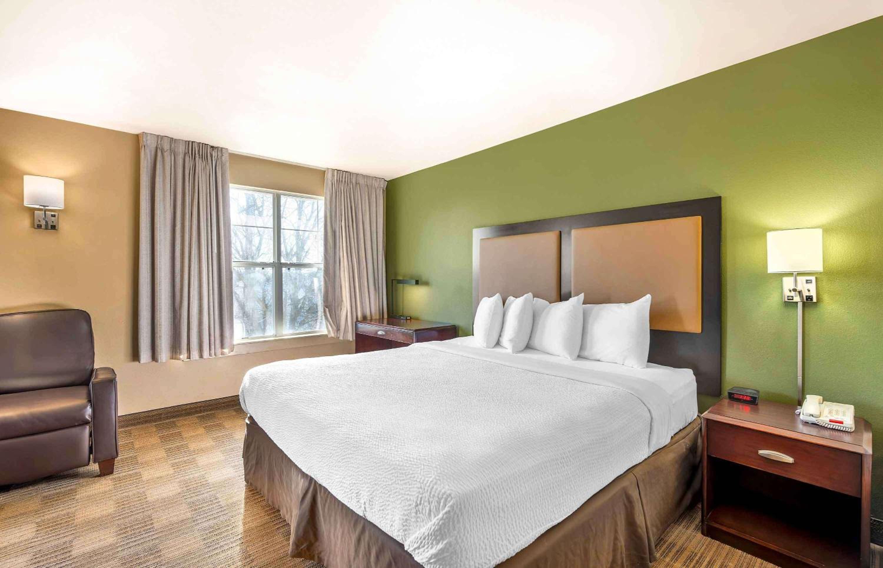 Deluxe Studio with 1 King Bed - Non-Smoking