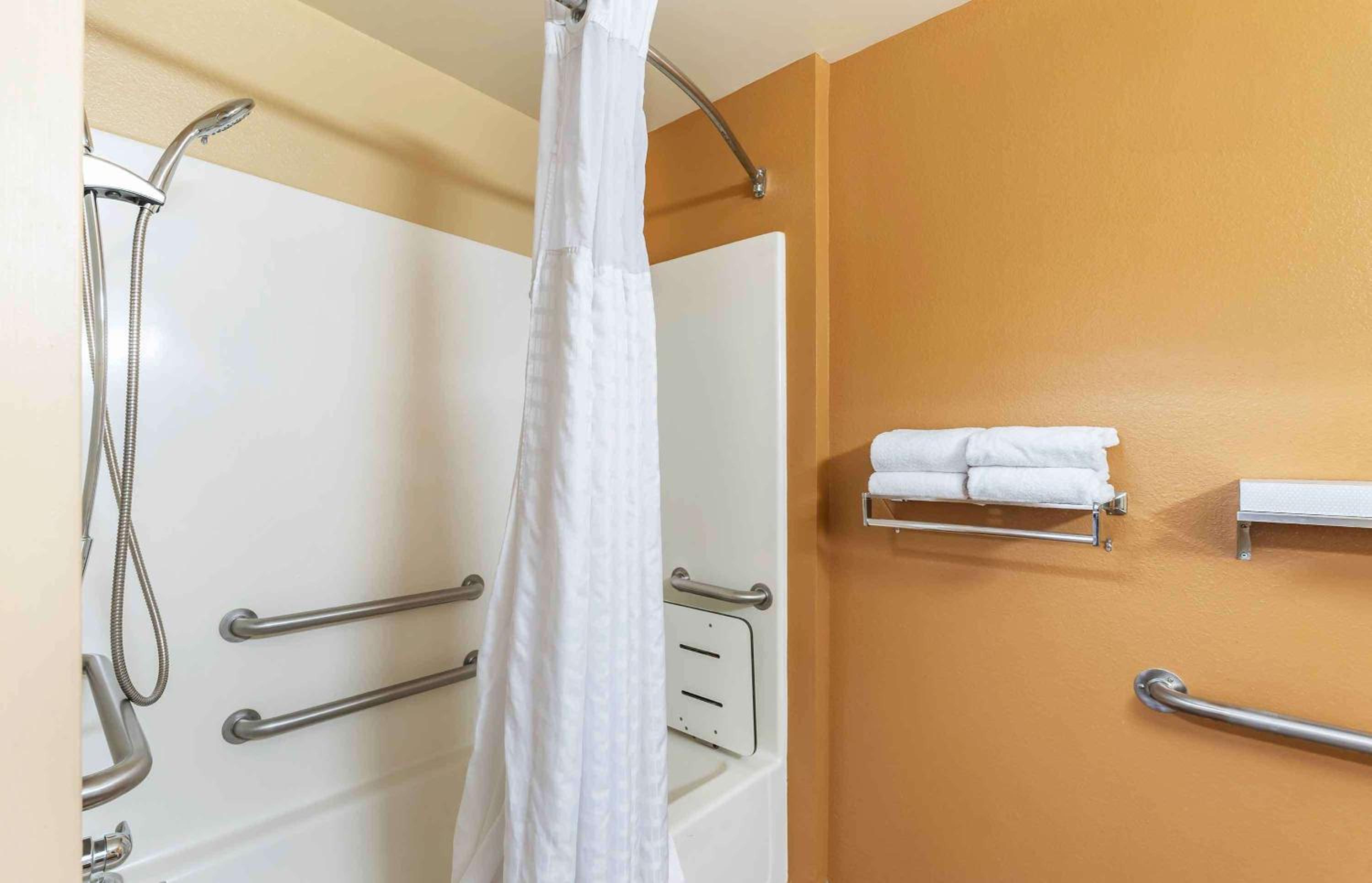 Queen studio with 1 Queen Bed - Disability Access/Non-Smoking - Photo 6