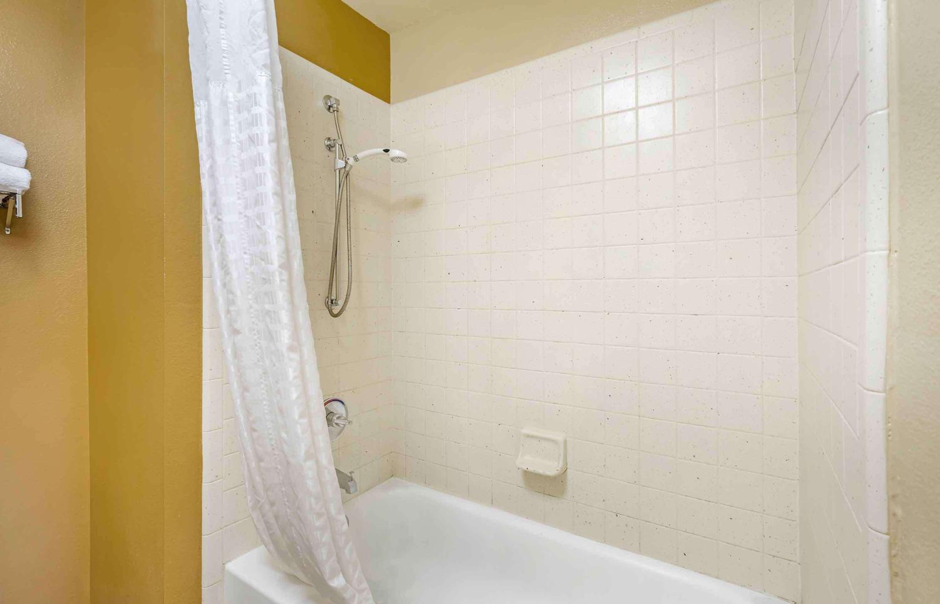 Deluxe Studio with 1 King Bed - Non-Smoking - Photo 5