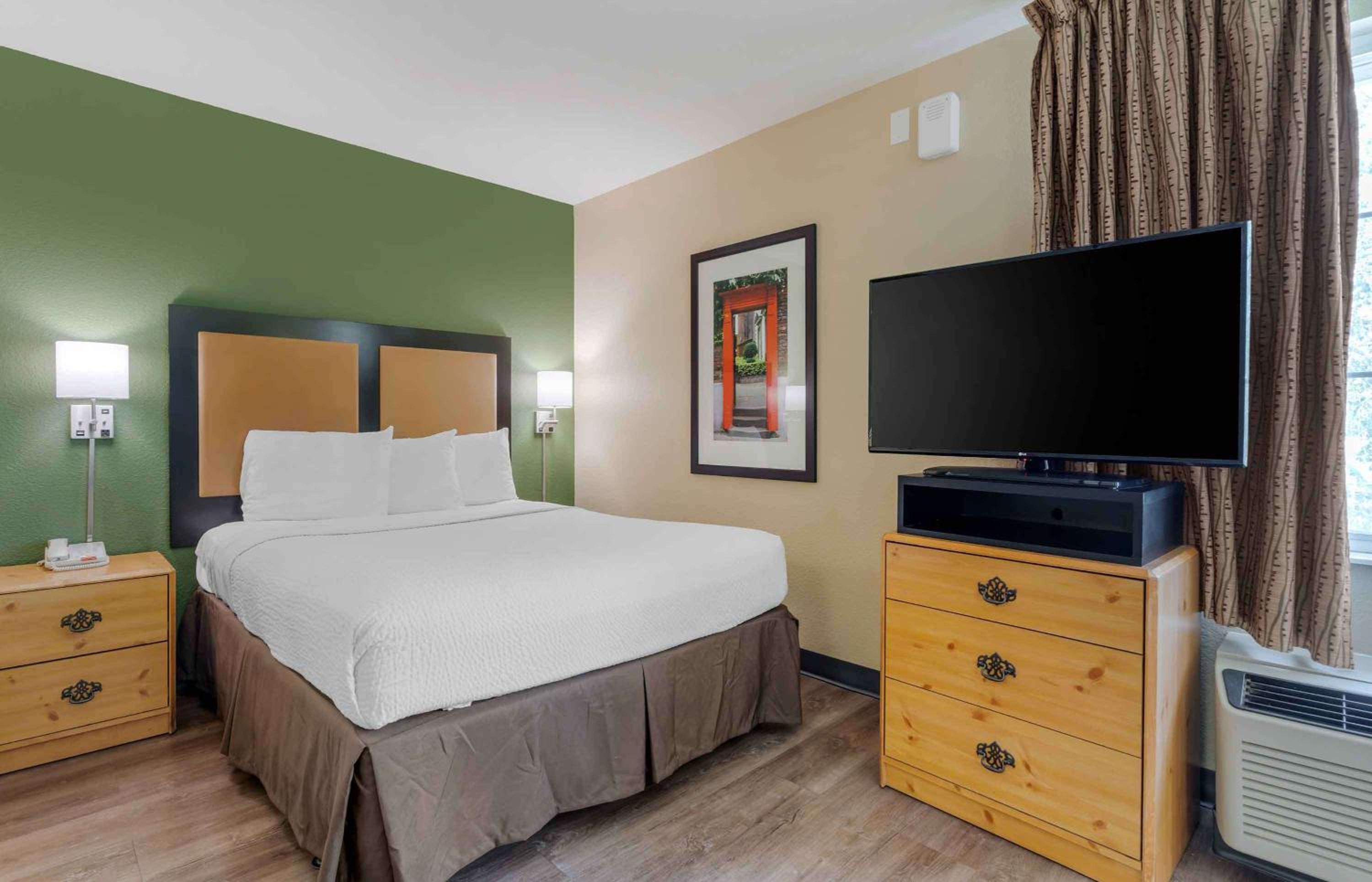 Deluxe Studio with 1 Queen Bed - Non-Smoking - Photo 9