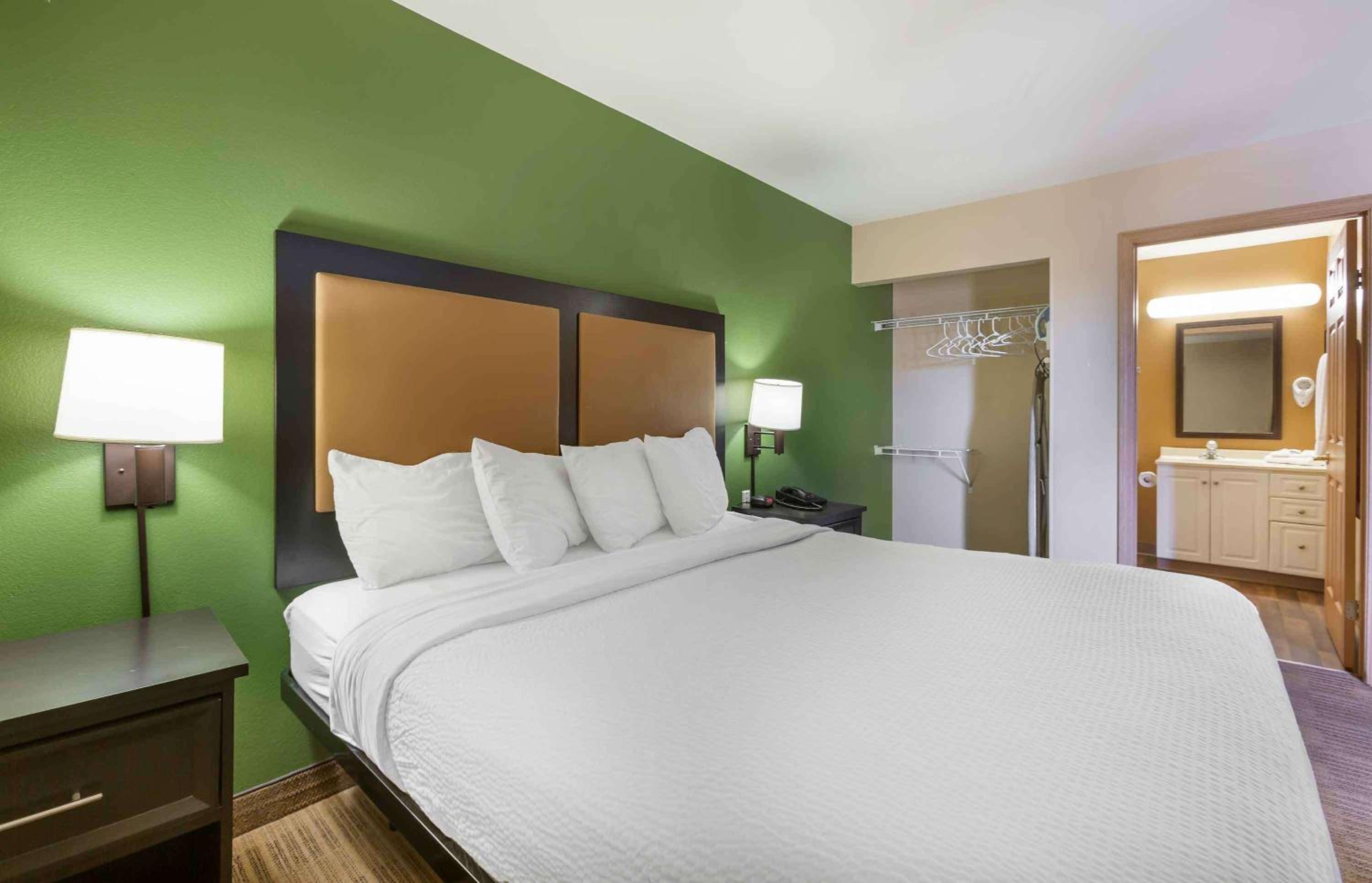 Deluxe Studio with 1 King Bed - Non-Smoking - Photo 3