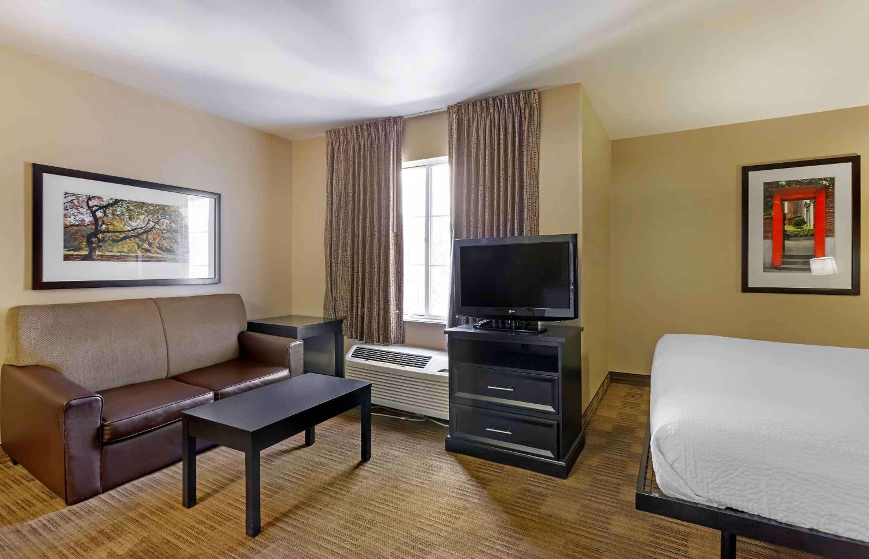 Deluxe Studio with 1 King Bed - Non-Smoking - Photo 2