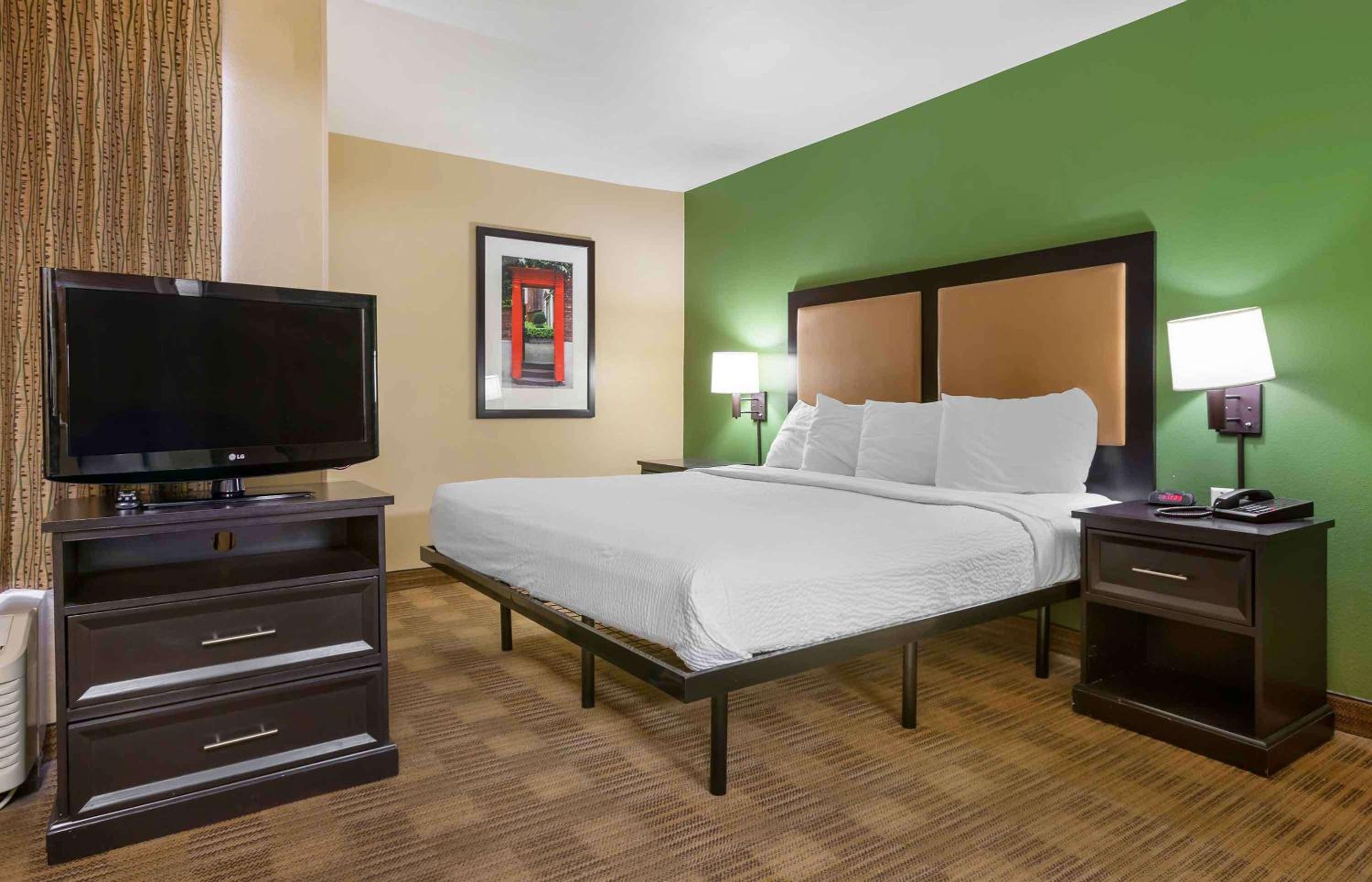 Deluxe Studio with 1 King Bed - Non-Smoking - Photo 1