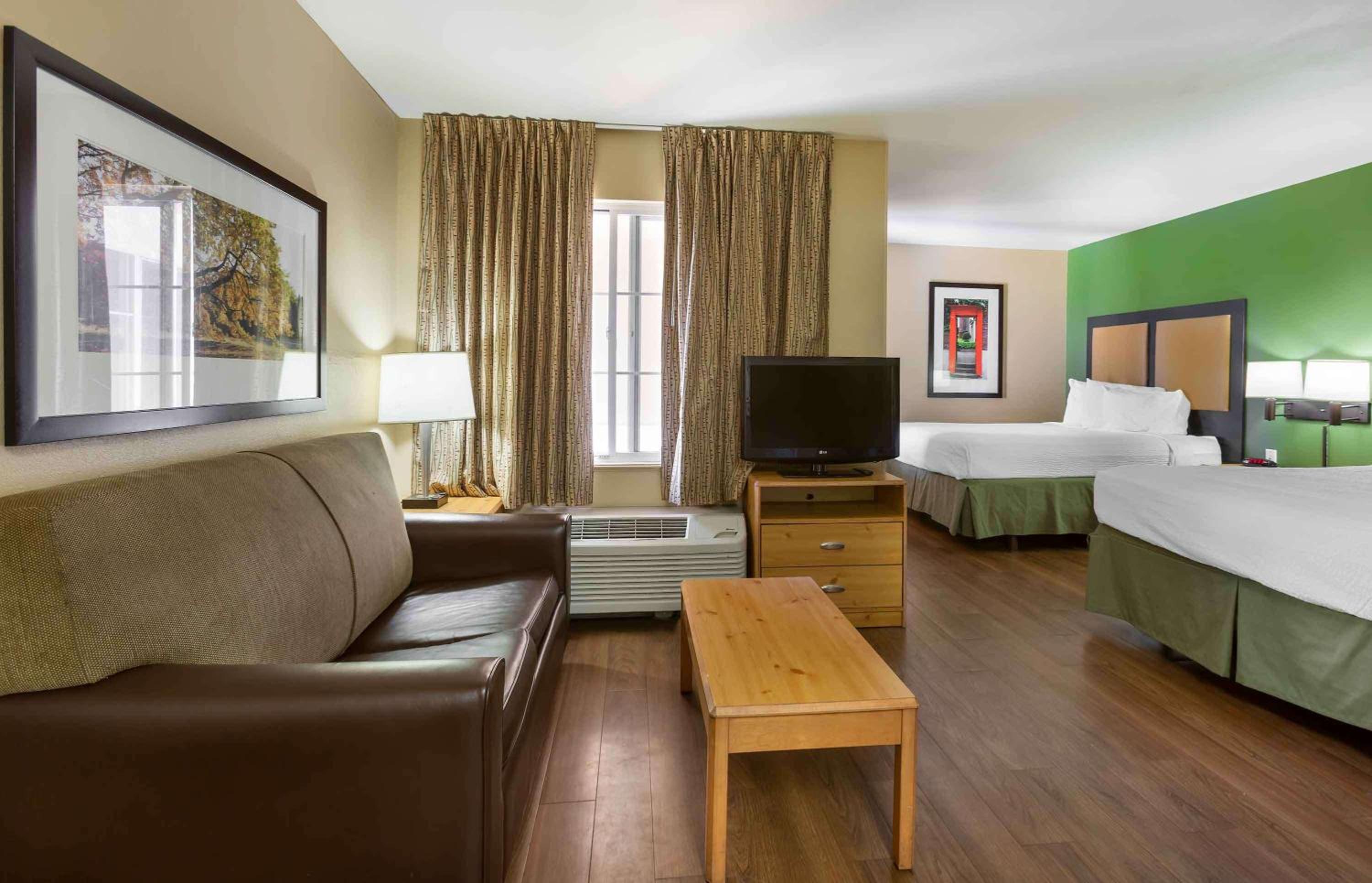 Deluxe Studio with 2 Queen Beds - Non-Smoking - Photo 11
