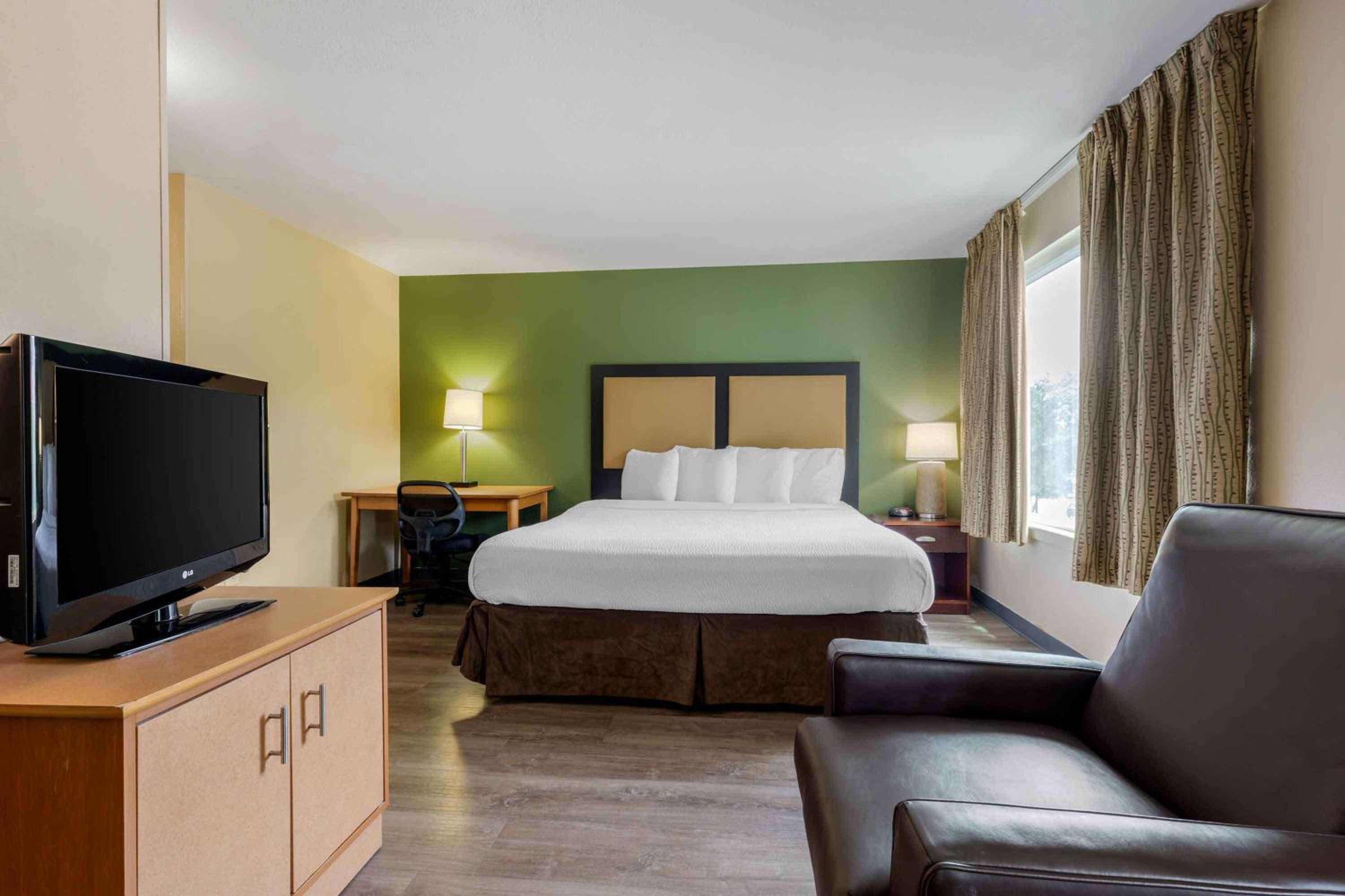 Deluxe Studio with 1 King Bed - Non-Smoking - Photo 5