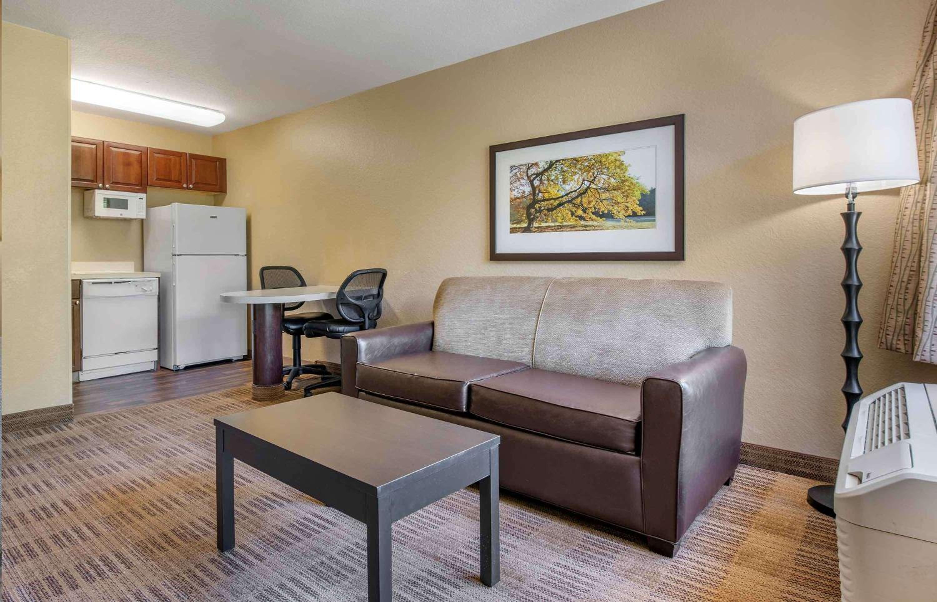 One Bedroom Suite - Non-Smoking - Photo 5