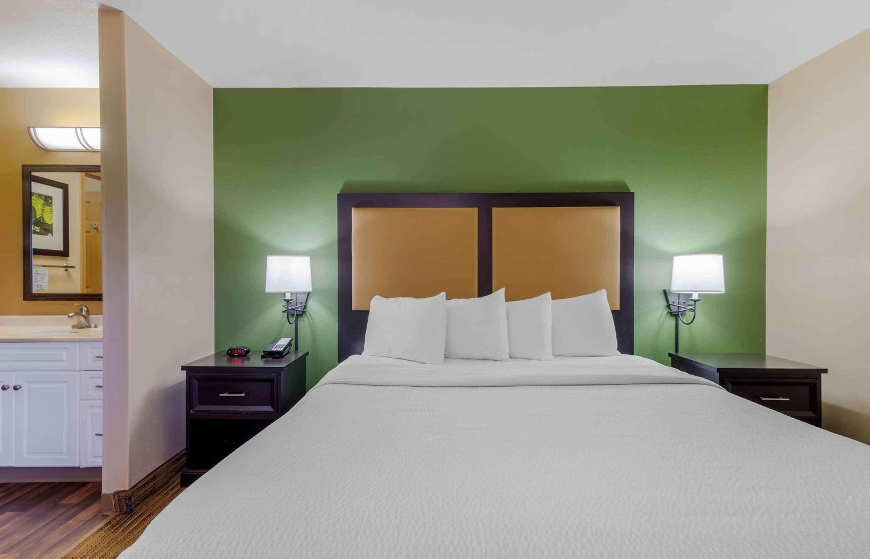 Deluxe Studio with 1 King Bed - Non-Smoking - Photo 12