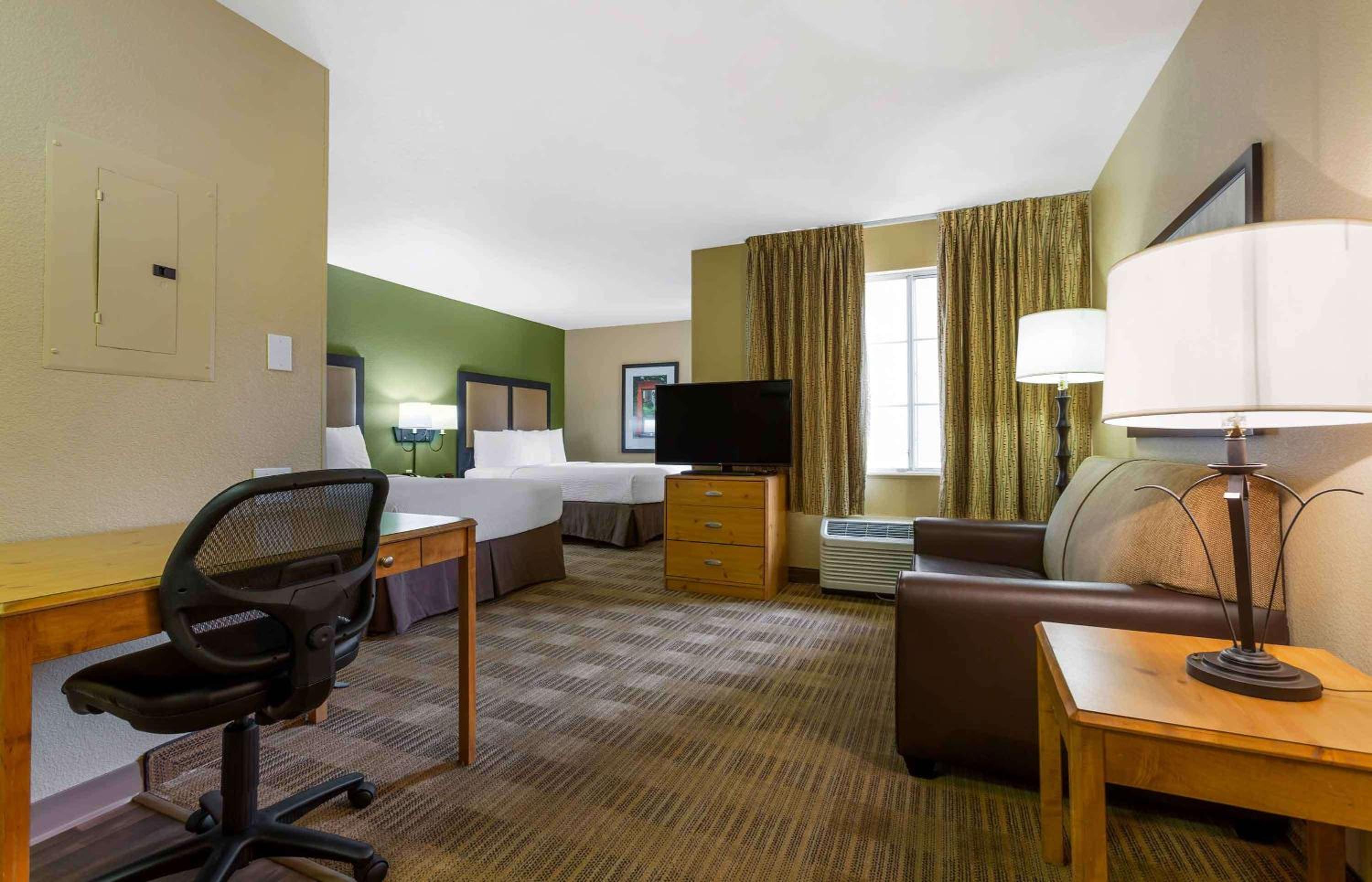 Deluxe Studio with 2 Queen Beds - Non-Smoking - Photo 9