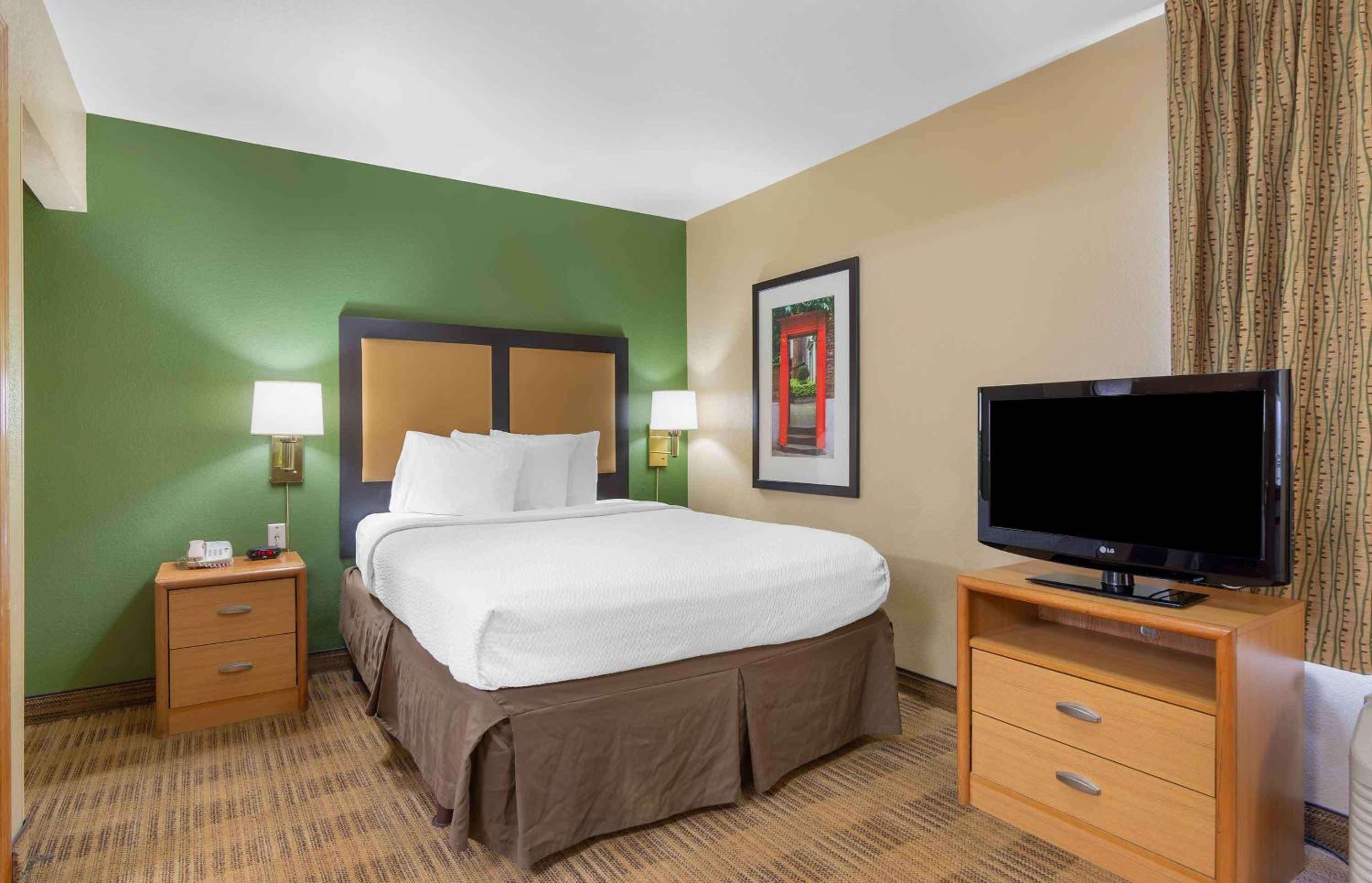 Deluxe Studio with 1 Queen Bed - Non-Smoking - Photo 1
