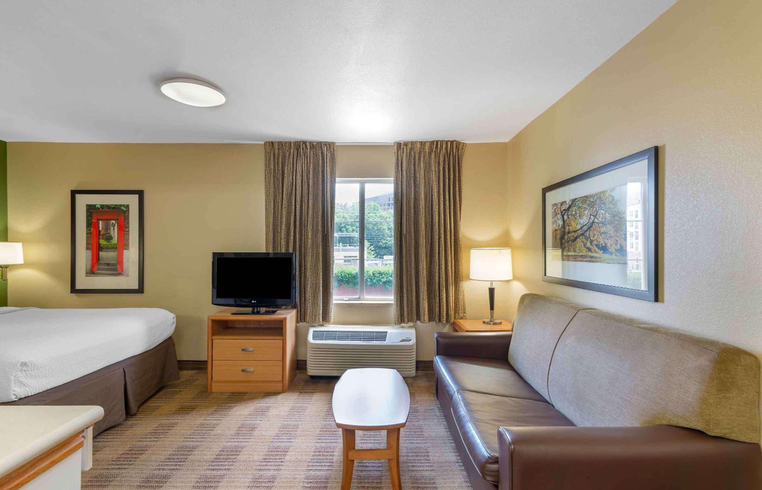 Deluxe Studio with 1 Queen Bed - Non-Smoking - Photo 4