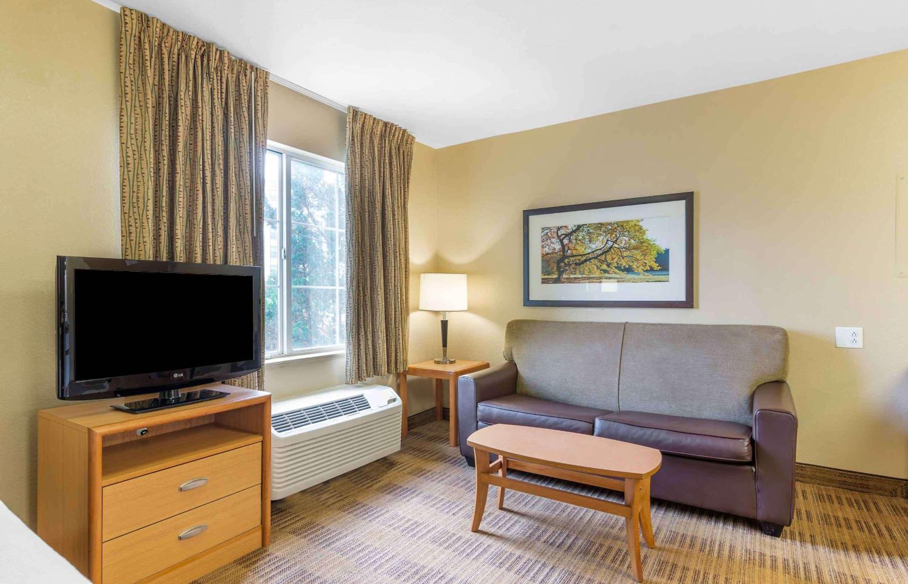 Deluxe Studio with 1 Queen Bed - Non-Smoking - Photo 5