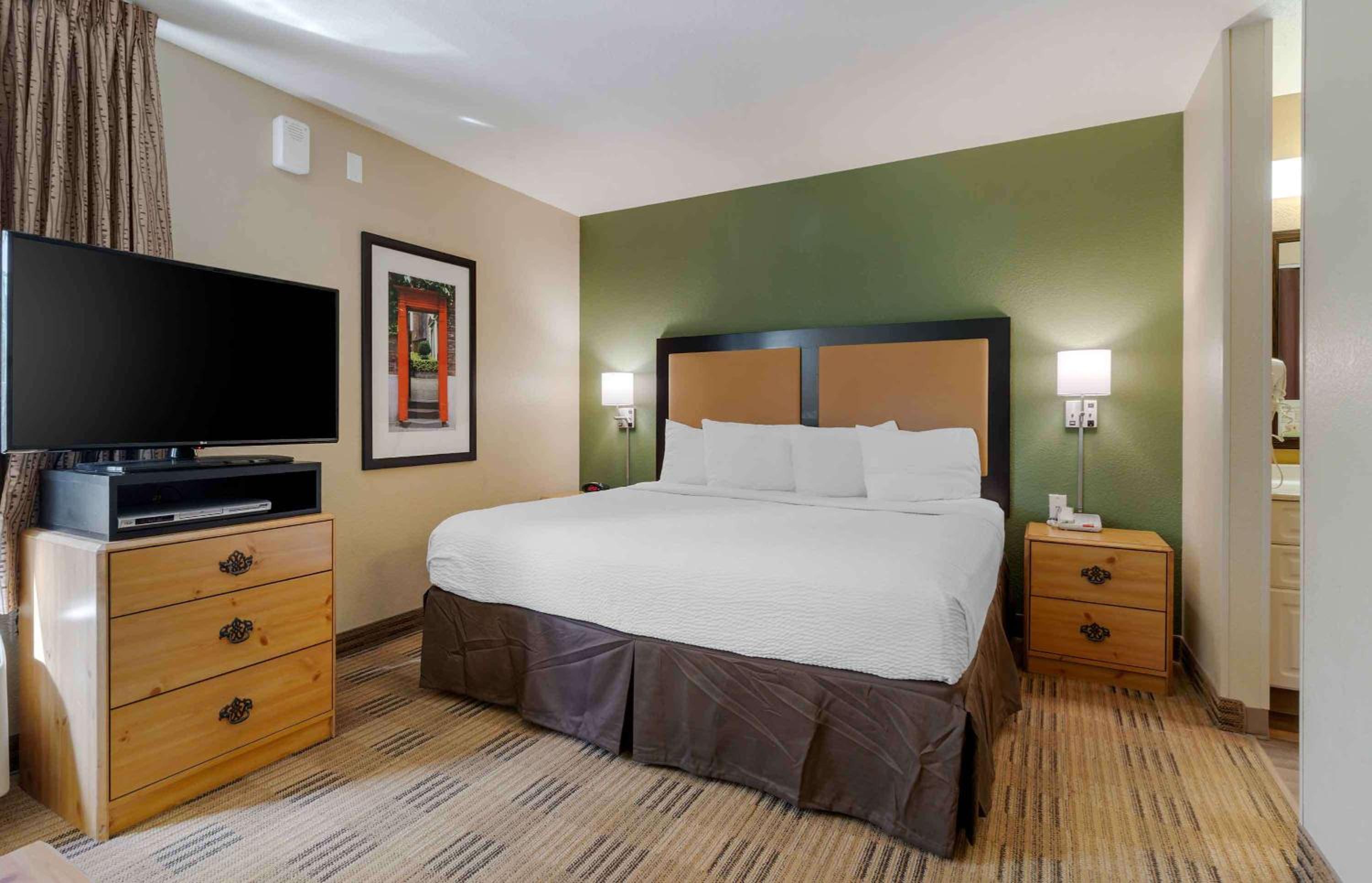 Deluxe Studio with 1 King Bed - Non-Smoking - Photo 1