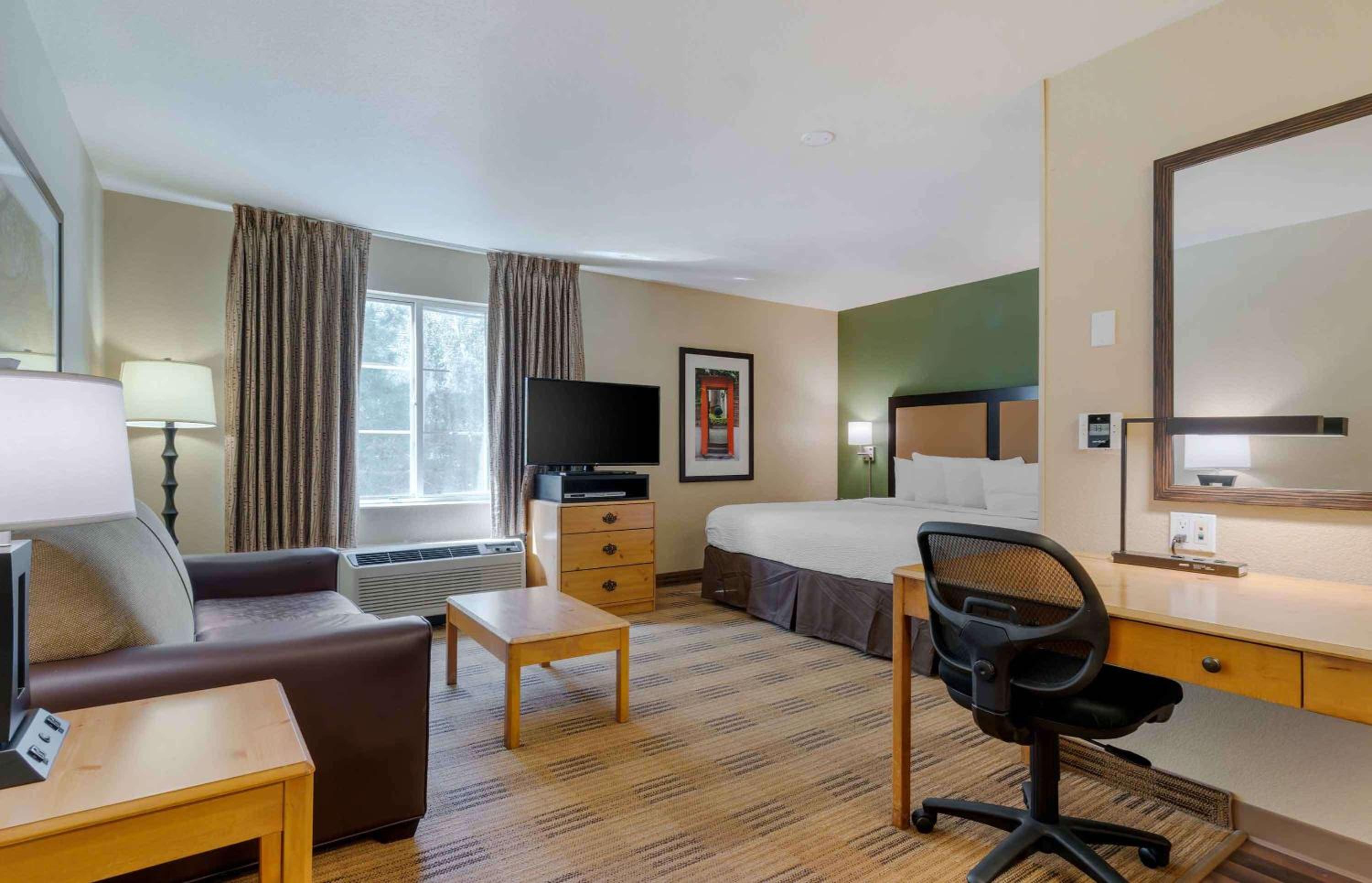 Deluxe Studio with 1 King Bed - Non-Smoking - Photo 4