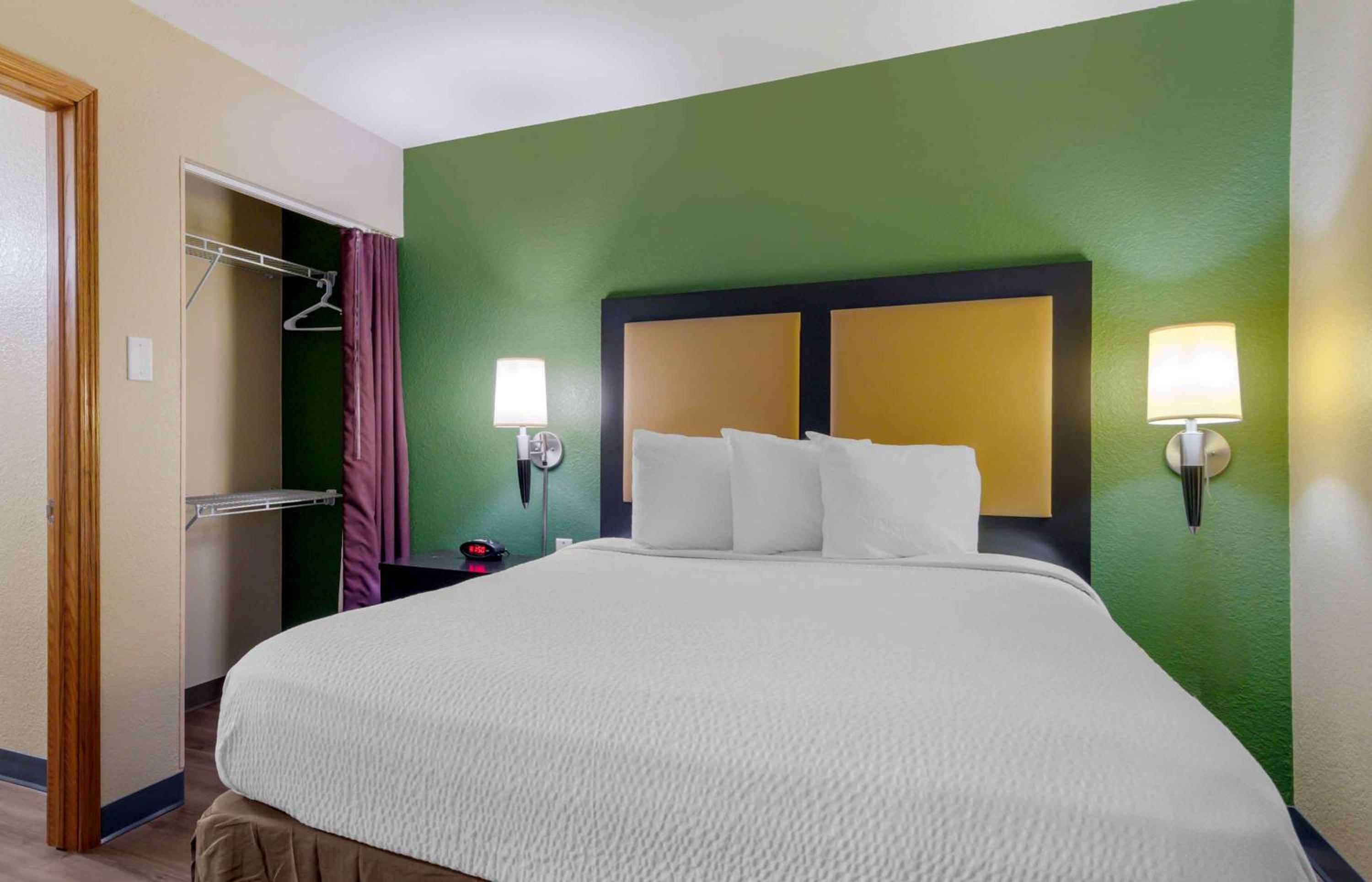 Deluxe Studio with 1 Queen Bed - Non-Smoking - Photo 1