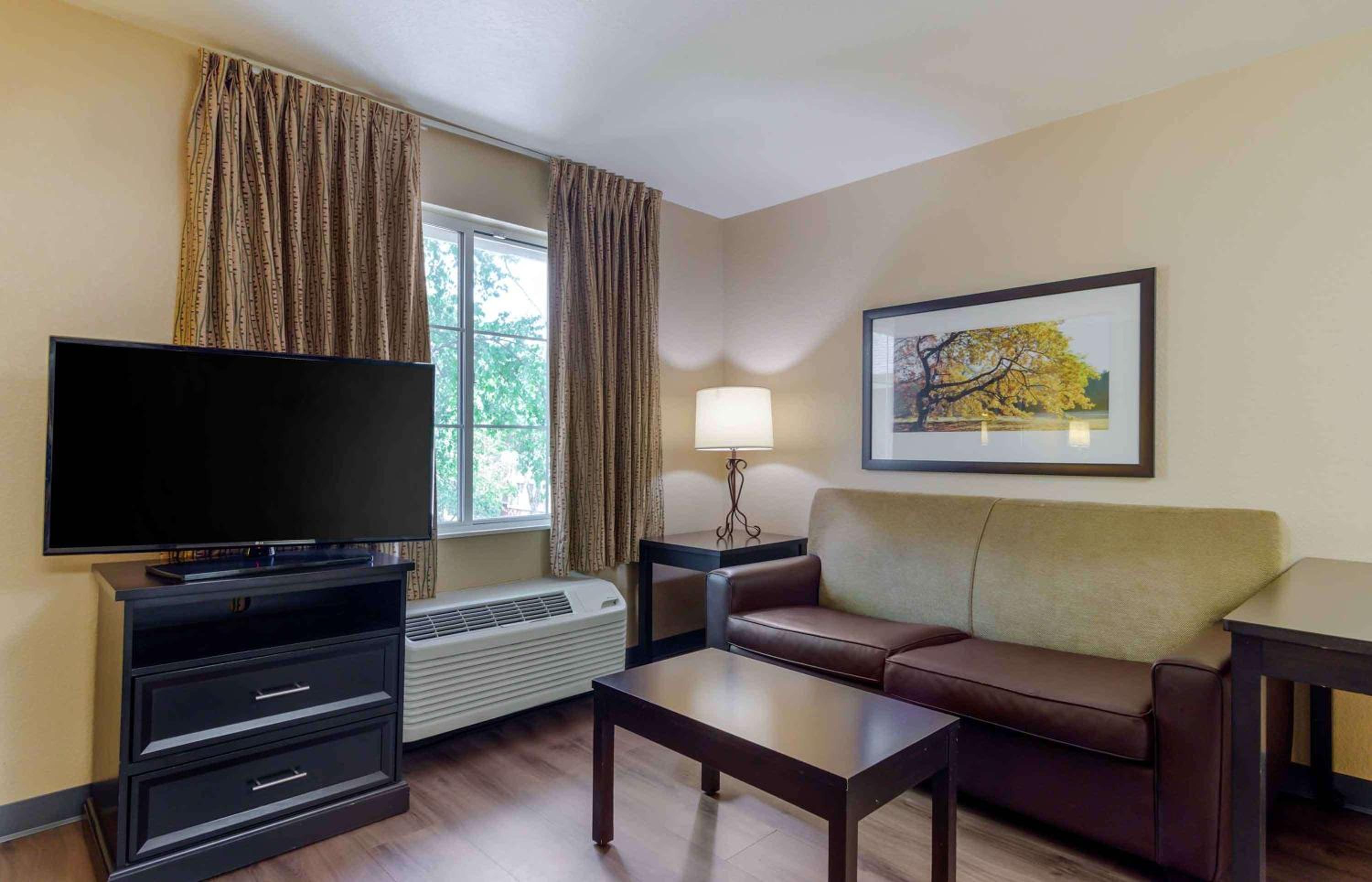 Deluxe Studio with 1 Queen Bed - Non-Smoking - Photo 3