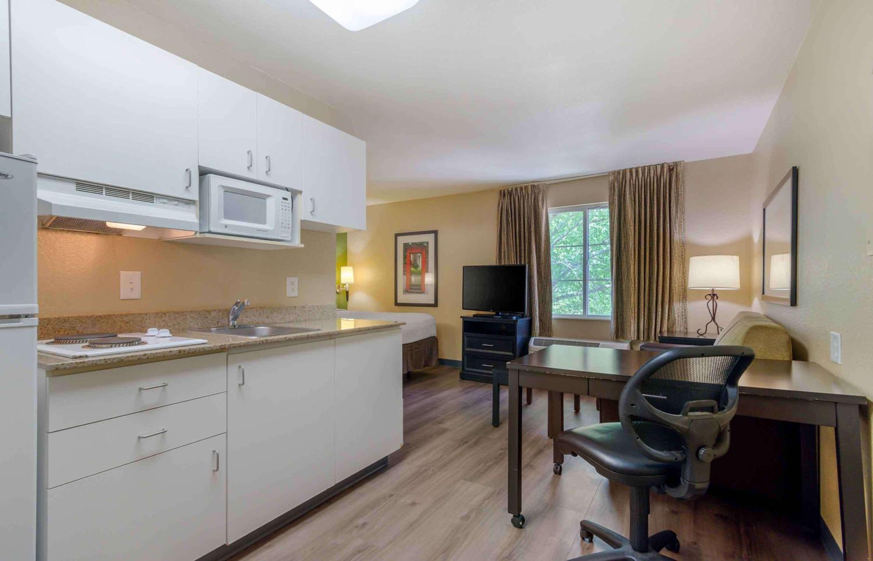 Deluxe Studio with 1 Queen Bed - Non-Smoking - Photo 4