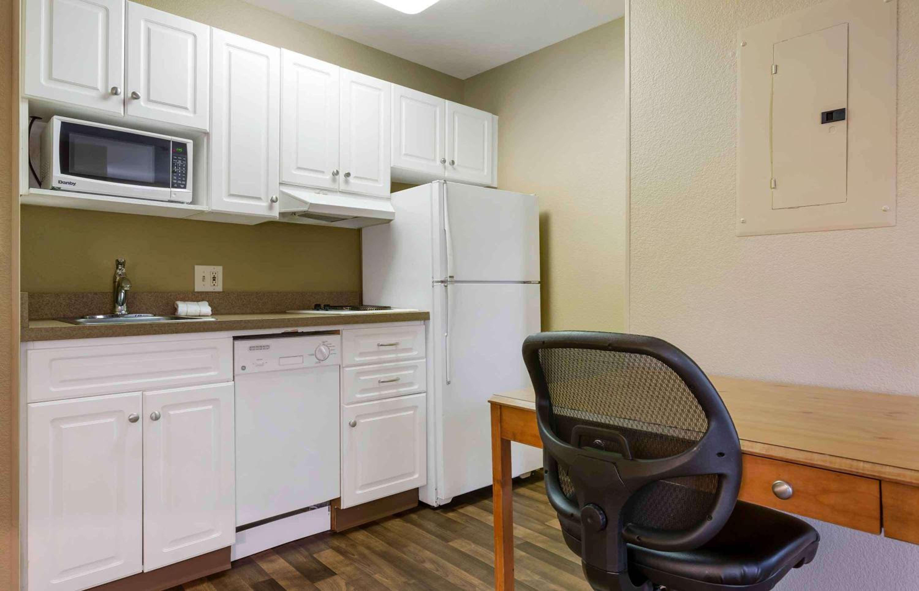Deluxe Studio with 2 Queen Beds - Non-Smoking - Photo 2