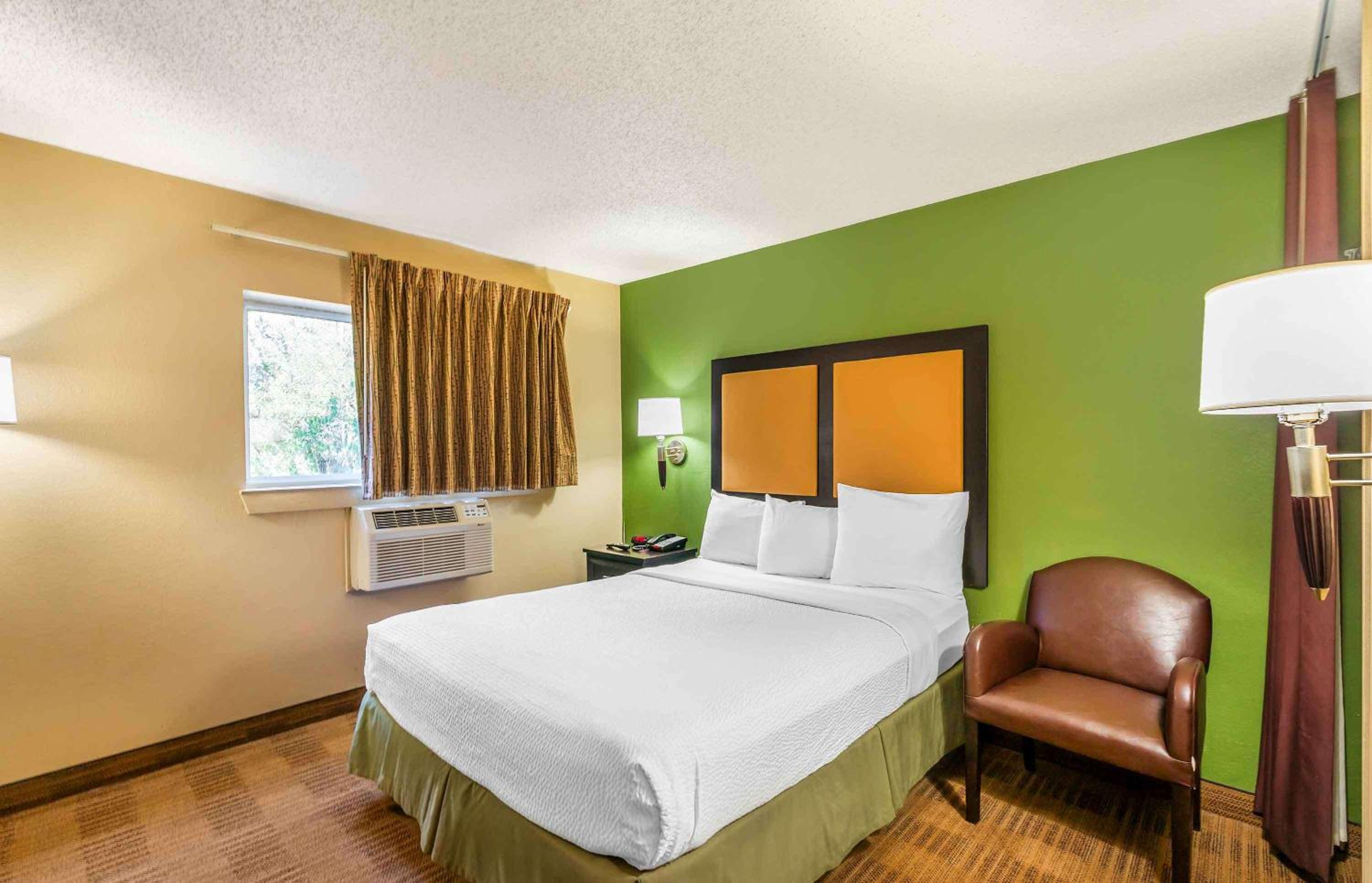 Queen Studio with One Queen Bed - Disability Access/Non-Smoking - Photo 1