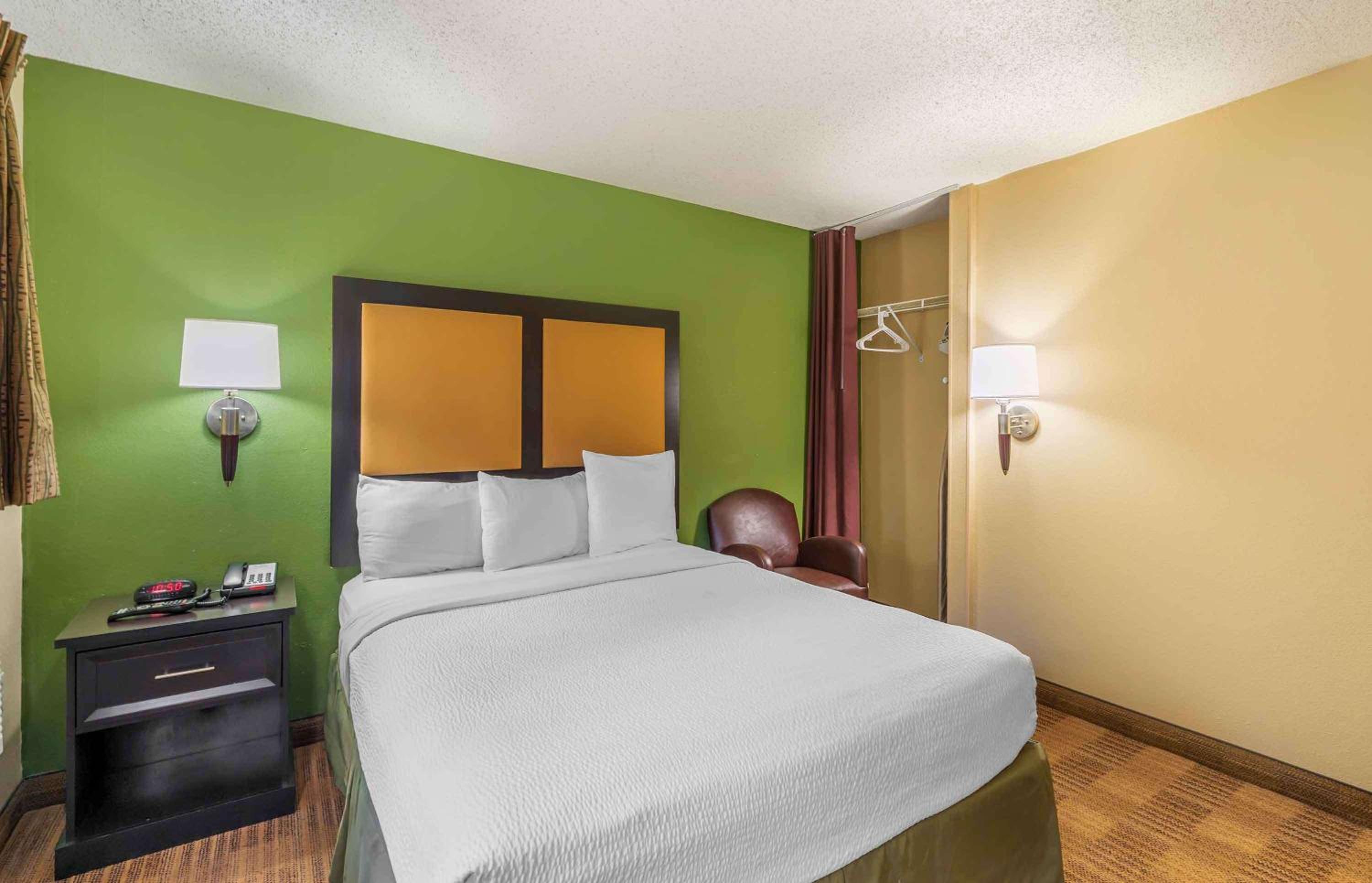 Queen Studio with One Queen Bed - Disability Access/Non-Smoking - Photo 10