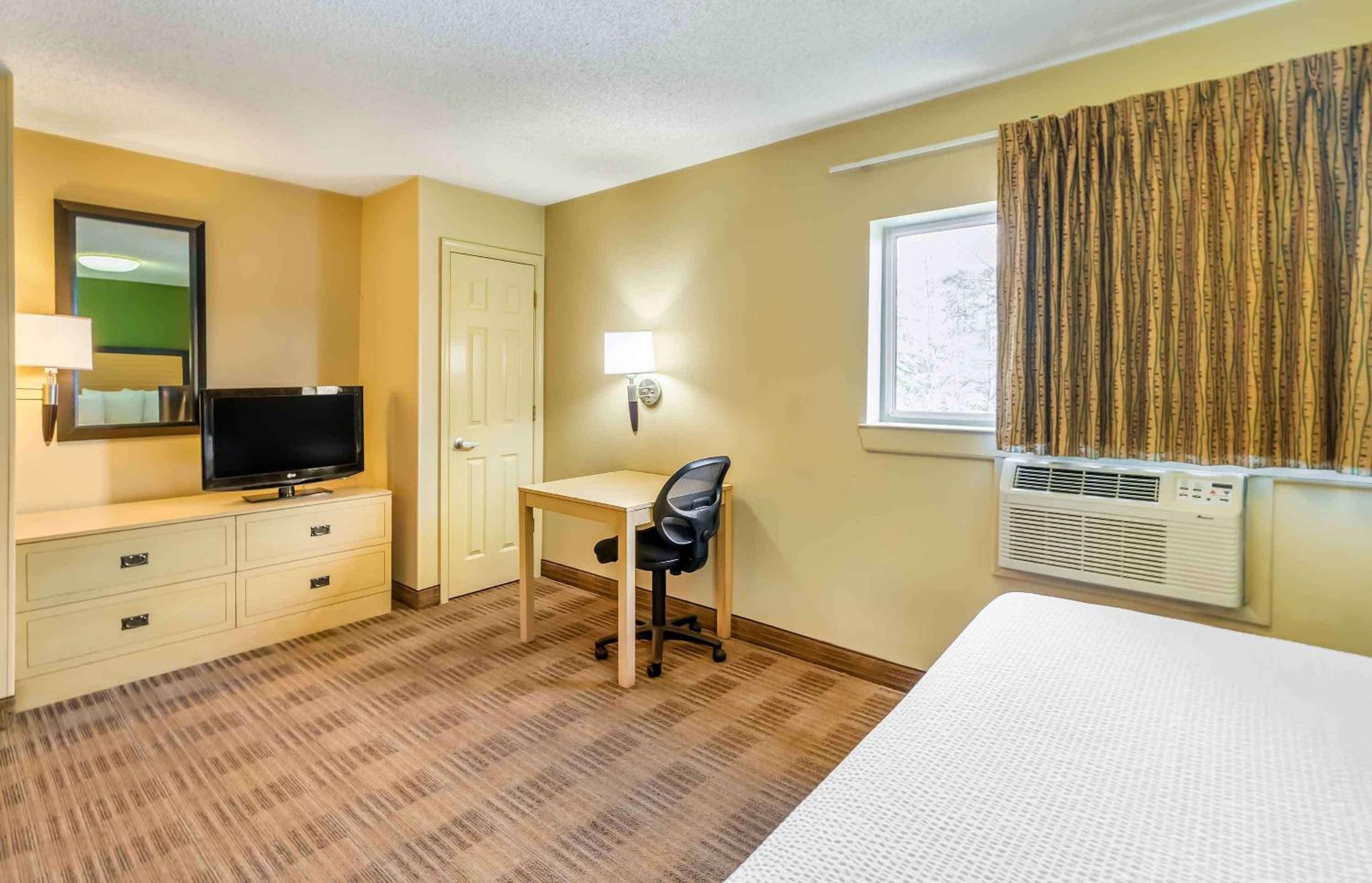 Queen Studio with One Queen Bed - Disability Access/Non-Smoking - Photo 9