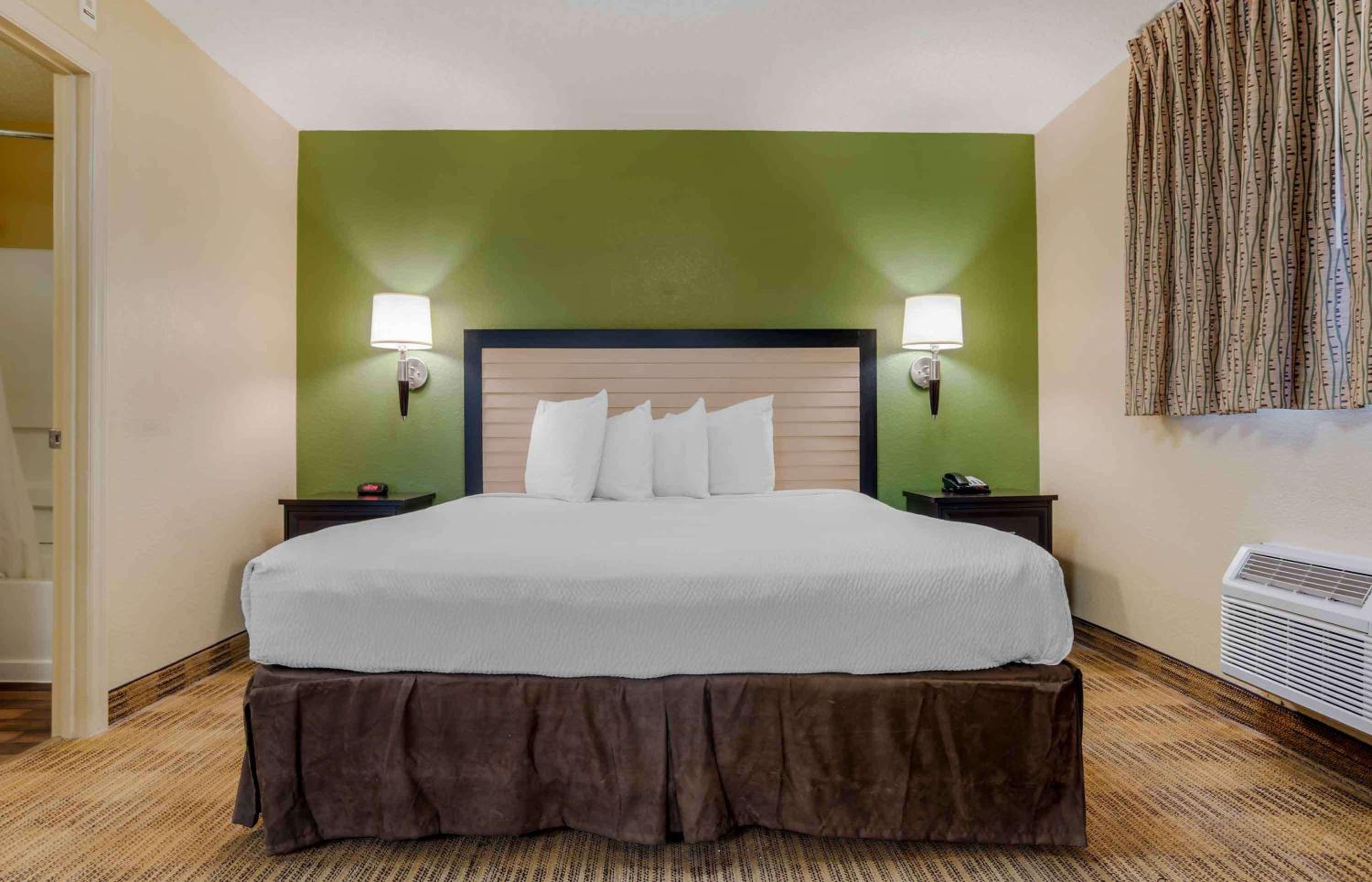 Deluxe Studio with One King Bed - Non-Smoking - Photo 1