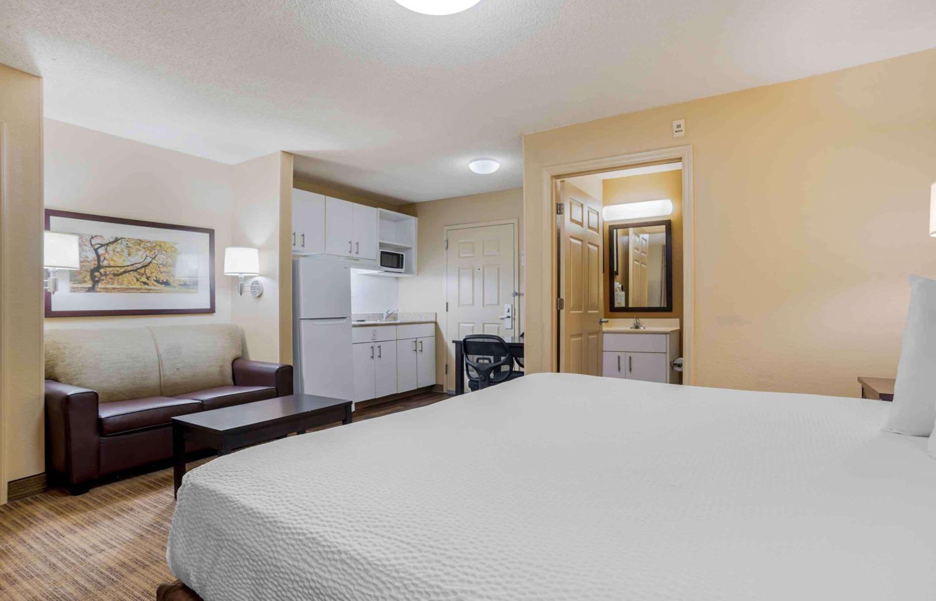 Deluxe Studio with One King Bed - Non-Smoking - Photo 11