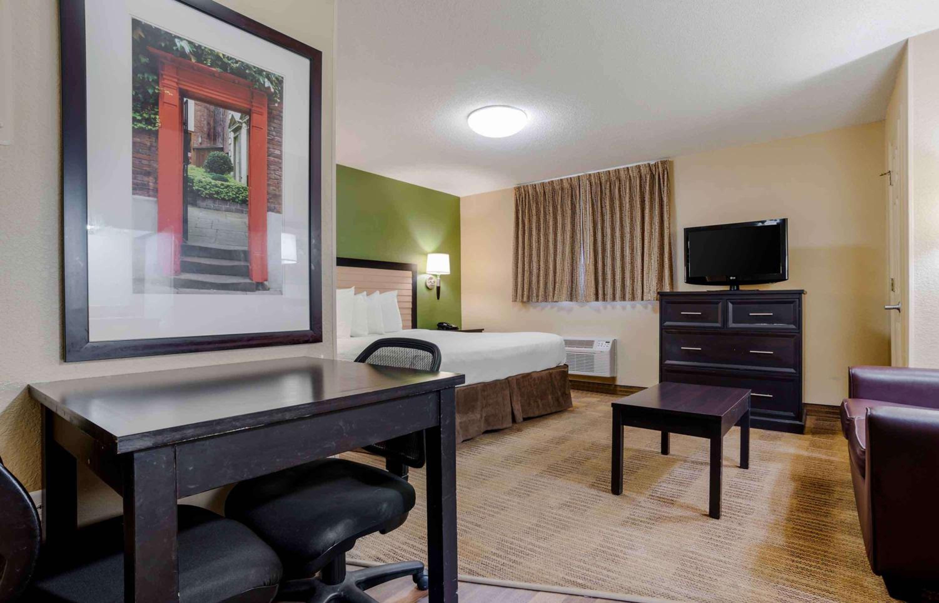 Deluxe Studio with One King Bed - Non-Smoking - Photo 2