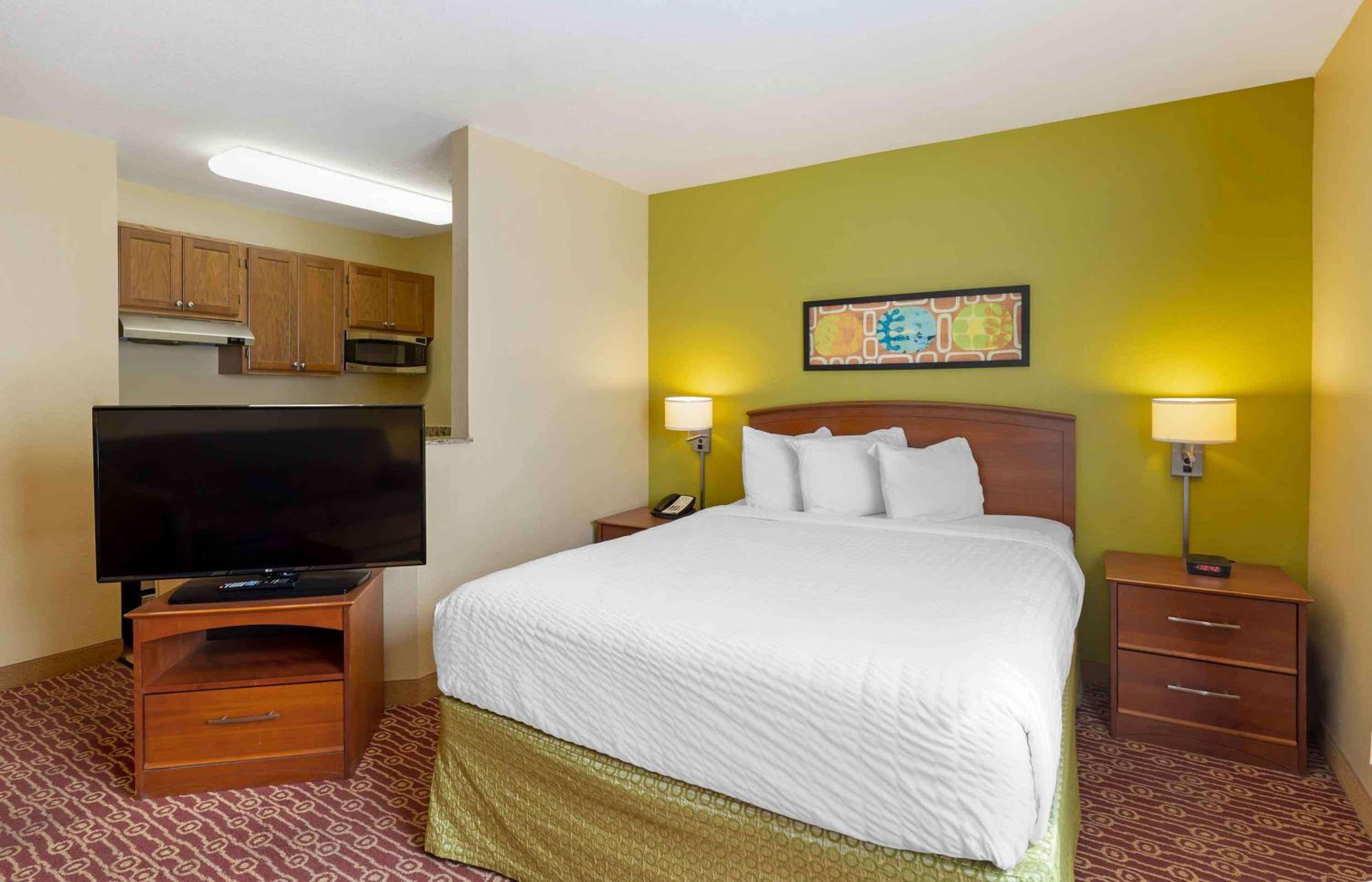 Deluxe studio 1 Queen Bed Non-Smoking - Photo 1
