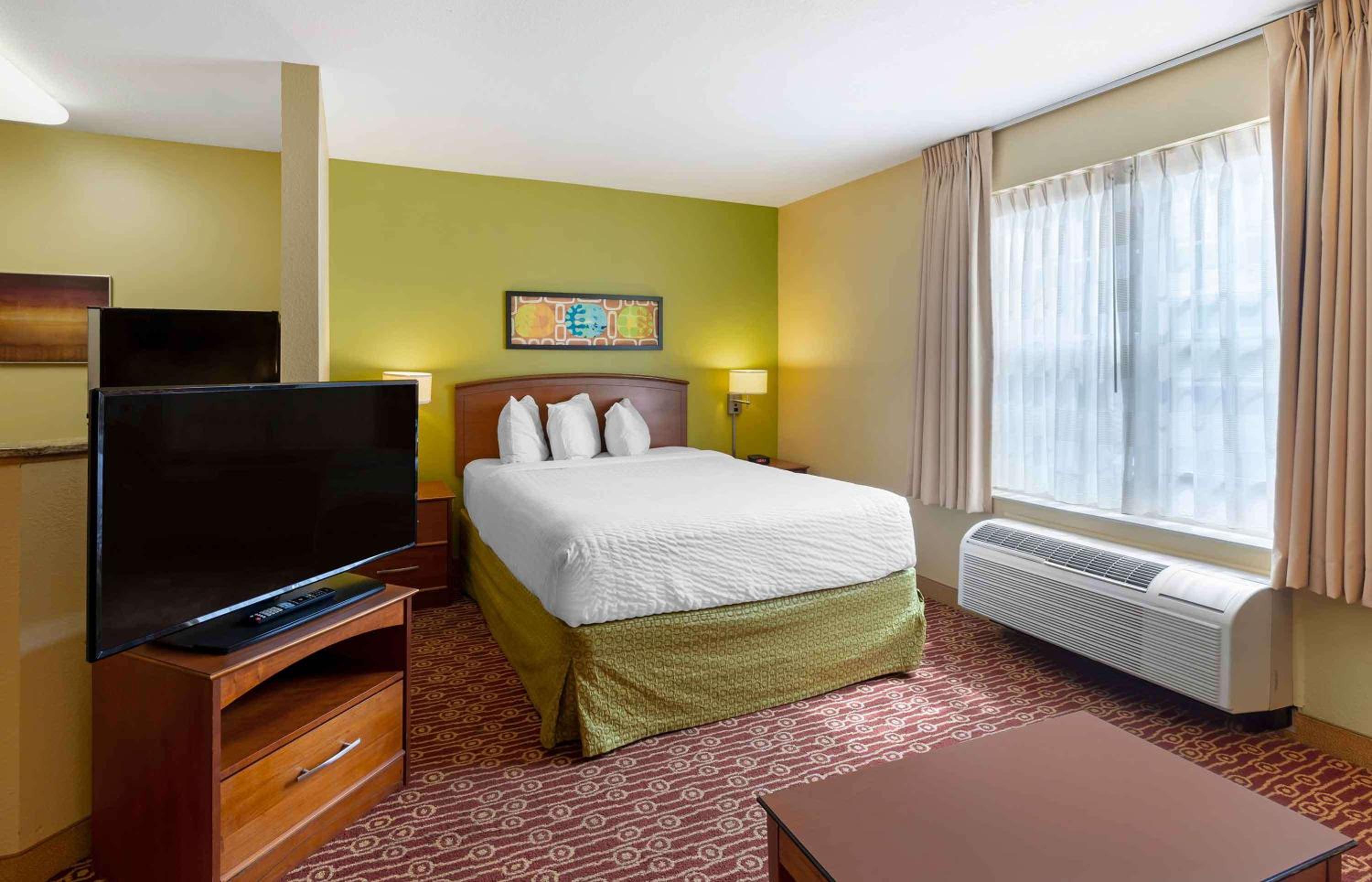 Deluxe studio 1 Queen Bed Non-Smoking - Photo 2
