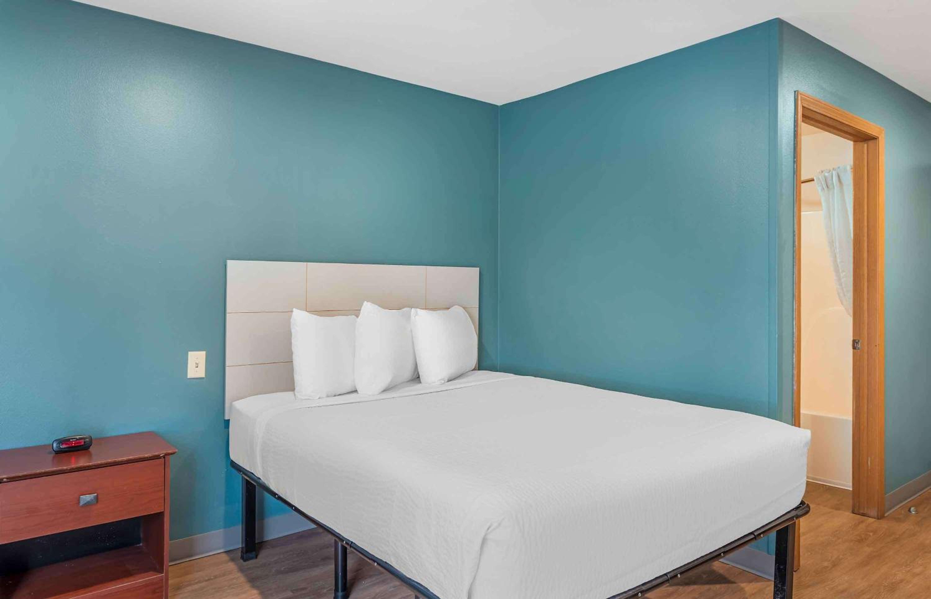 1 Queen Bed | Non-Smoking, Kitchen - Photo 1