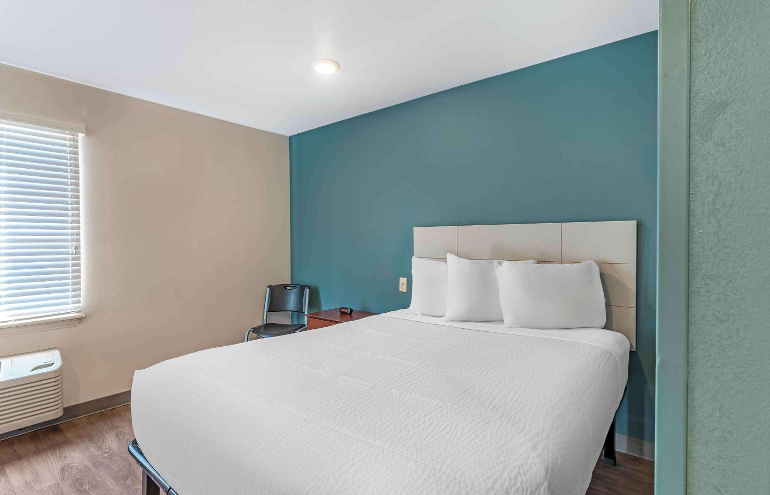 1 Queen Bed | Non-Smoking, Kitchen - Photo 5