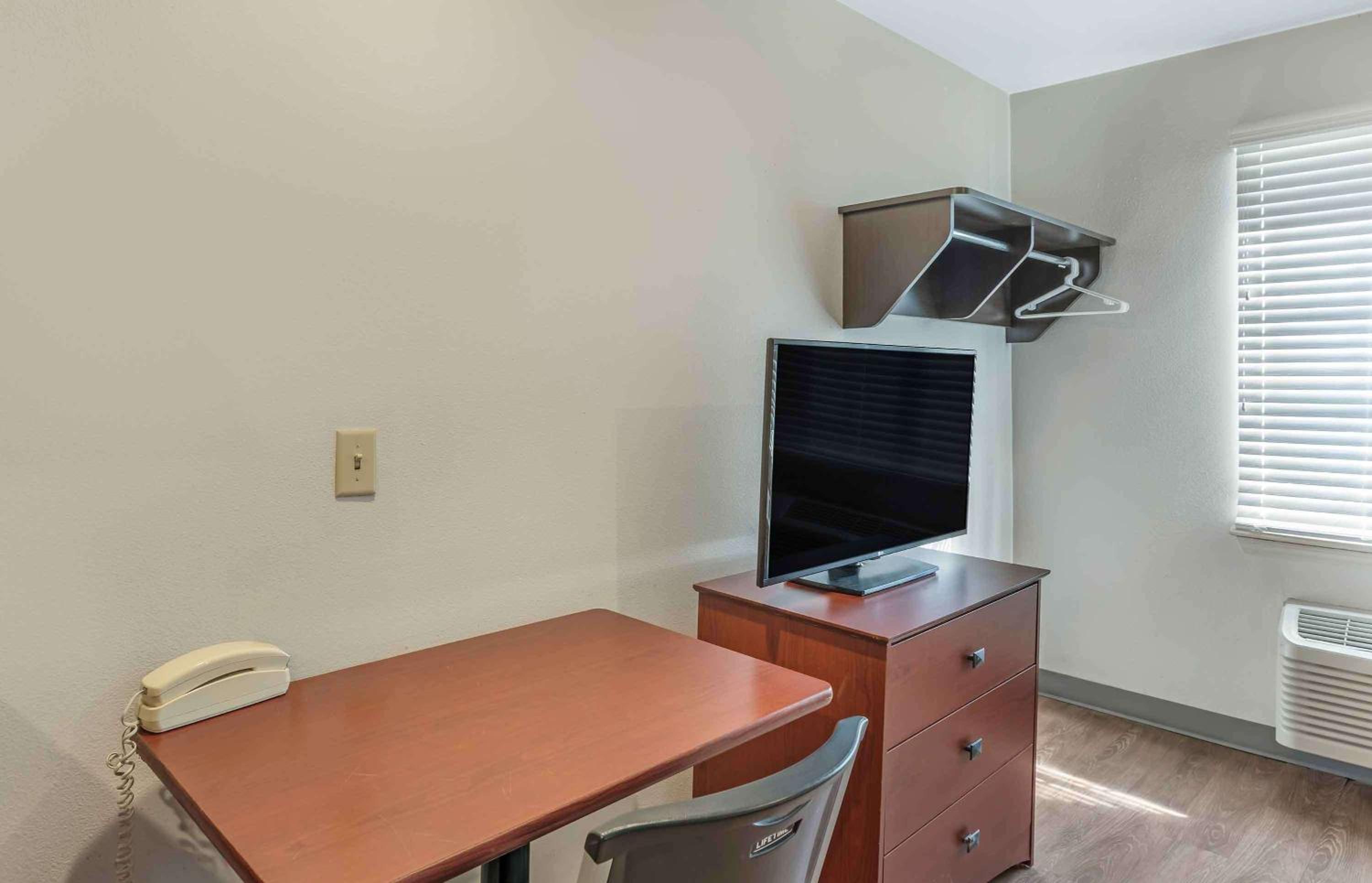 1 Queen Bed | Non-Smoking, Kitchen - Photo 2