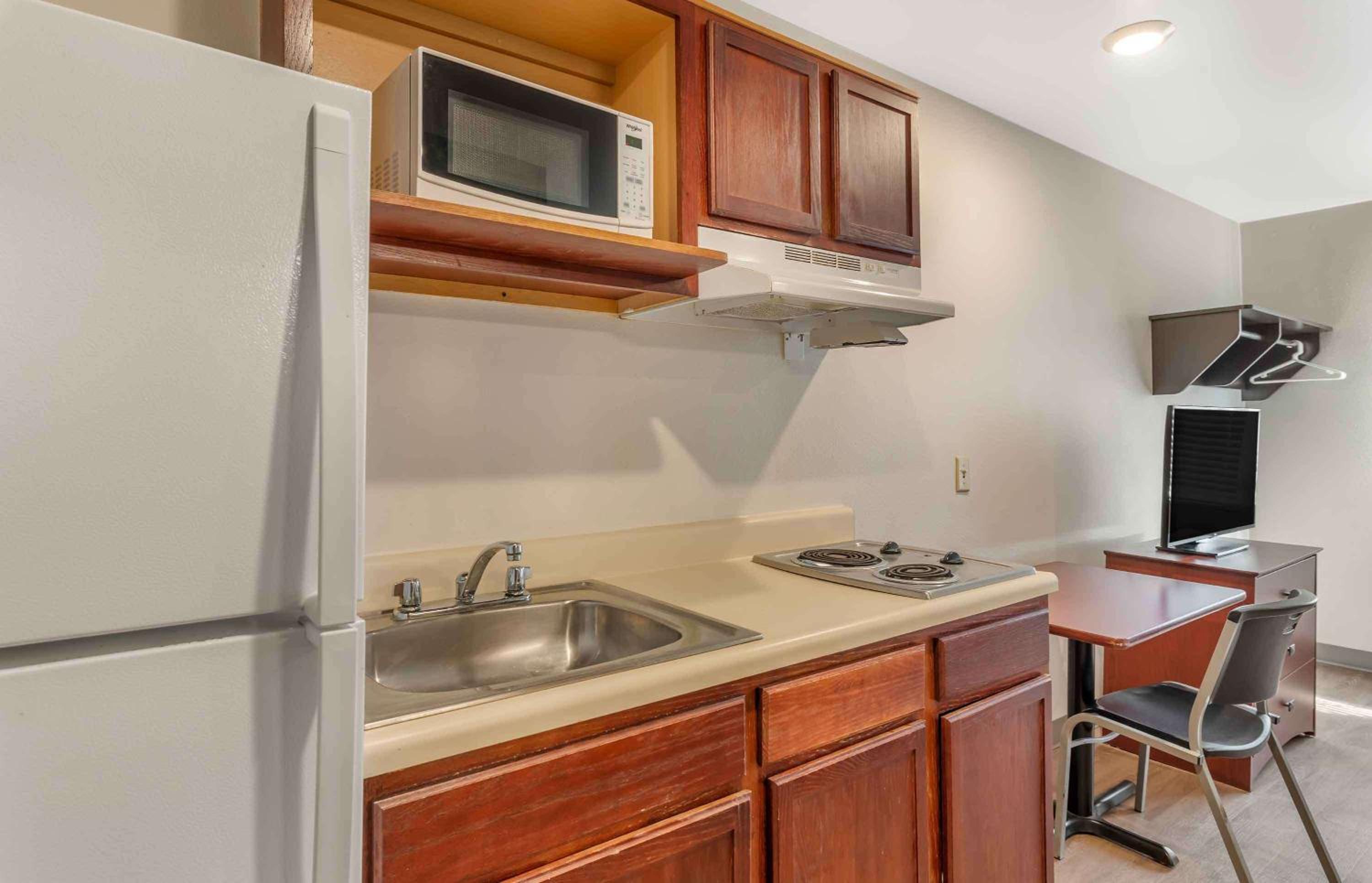 1 Queen Bed | Non-Smoking, Kitchen - Photo 4