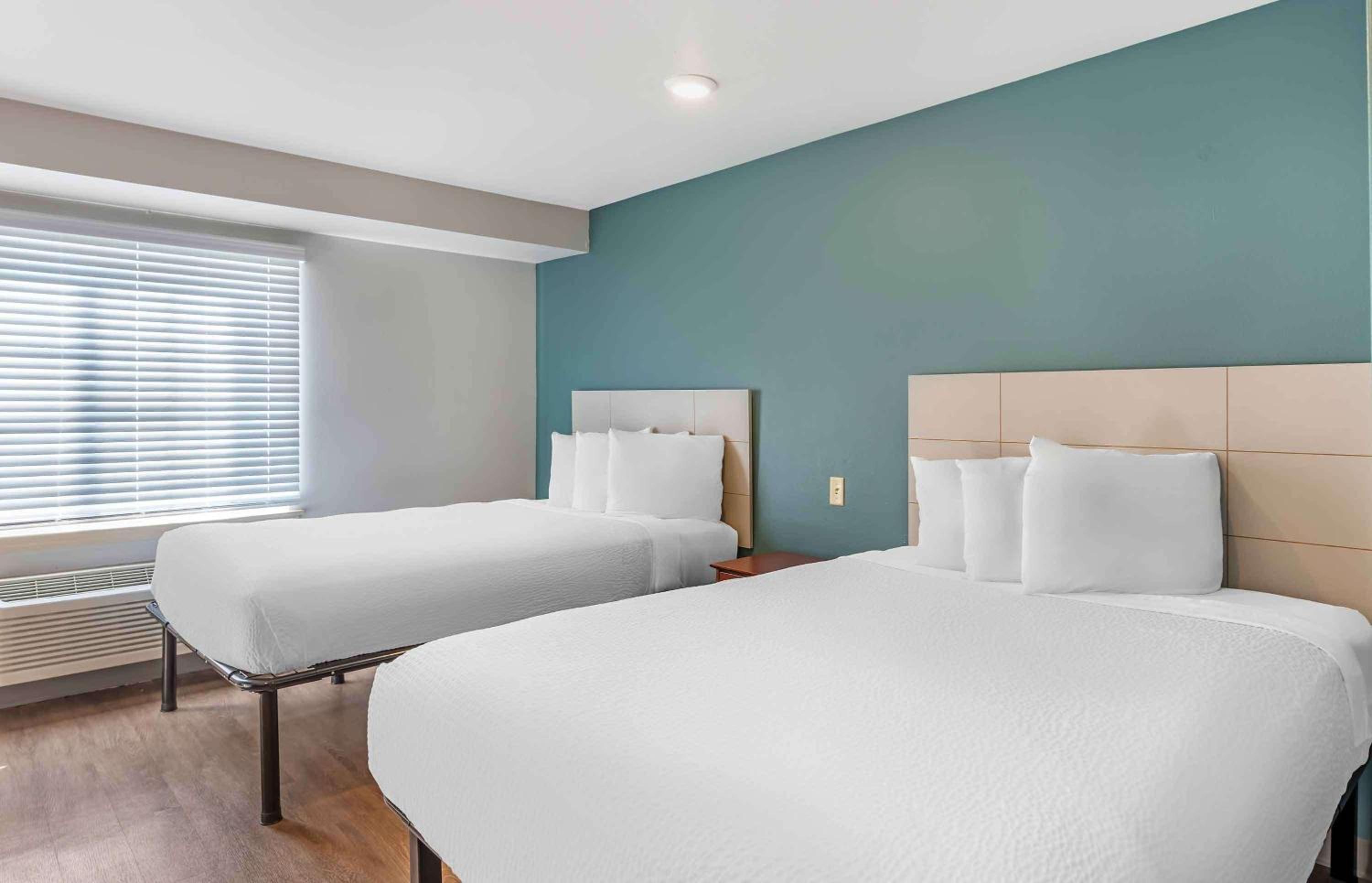 Queen Room with Two Queen Beds - Photo 2