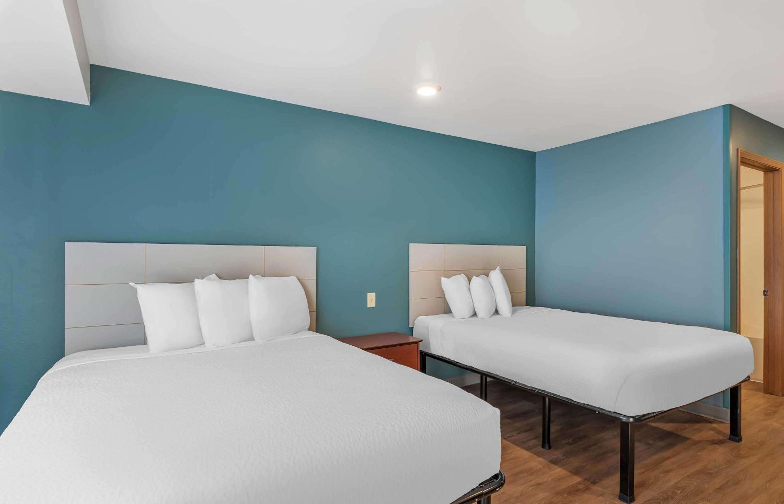 Queen Room with Two Queen Beds - Photo 3