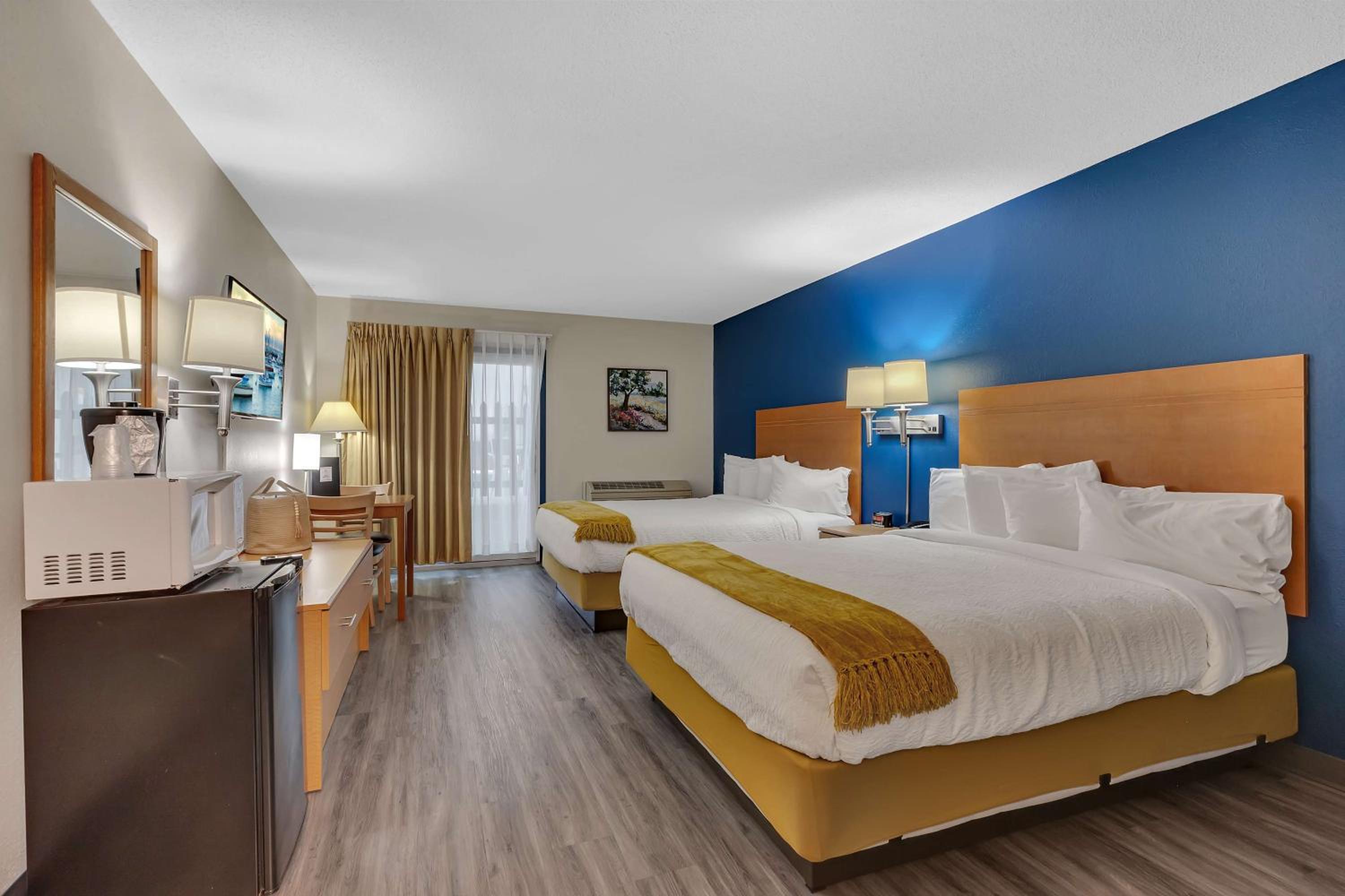 Queen Room with Two Queen Beds - Non-Smoking/Poolside