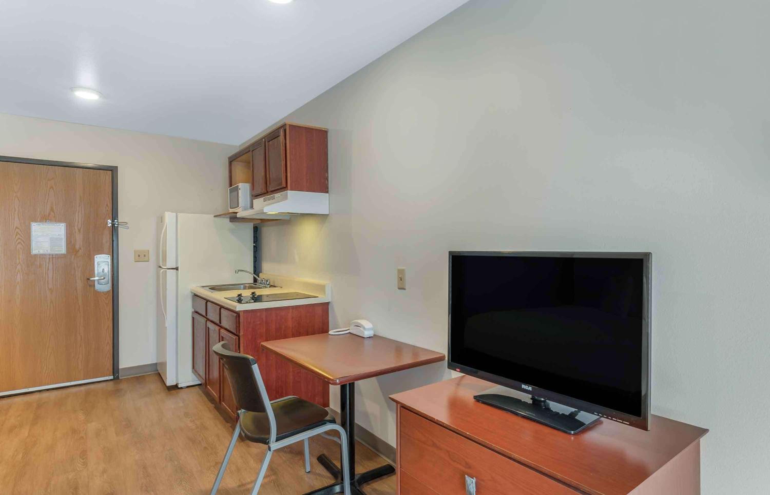 1 Queen Bed | Non-Smoking, Kitchen, Sofa-Bed - Photo 1