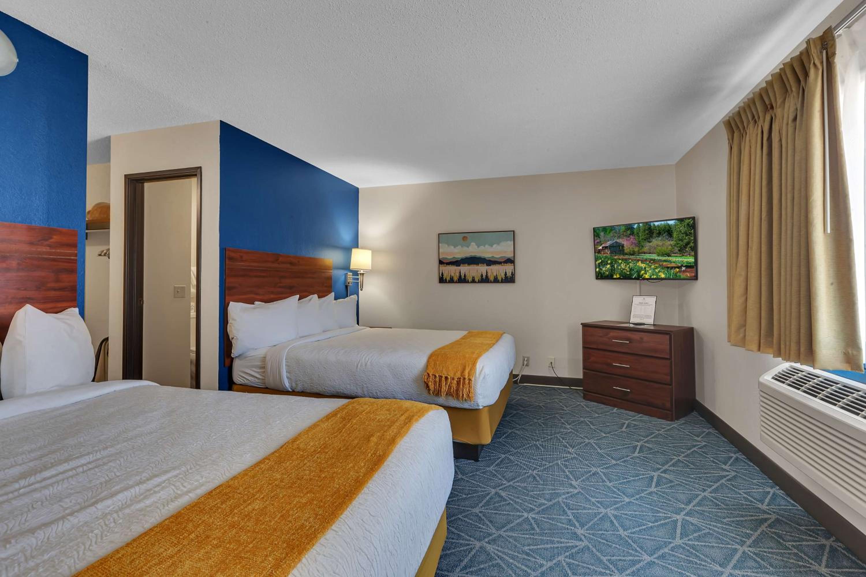 King Suite with Sofa Bed, Balcony and Pool View - Interior Room/Non-Smoking