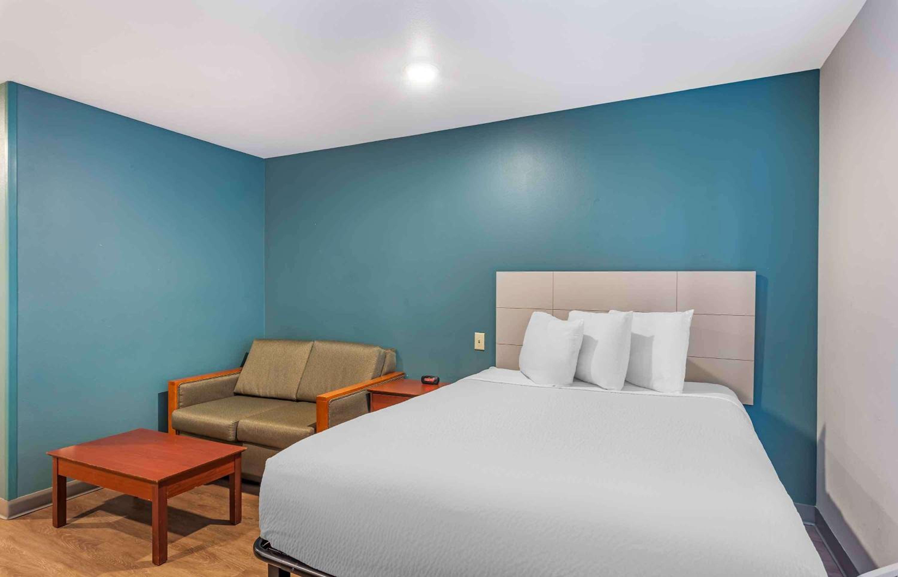1 Queen Bed | Non-Smoking, Kitchen, Sofa-Bed - Photo 3