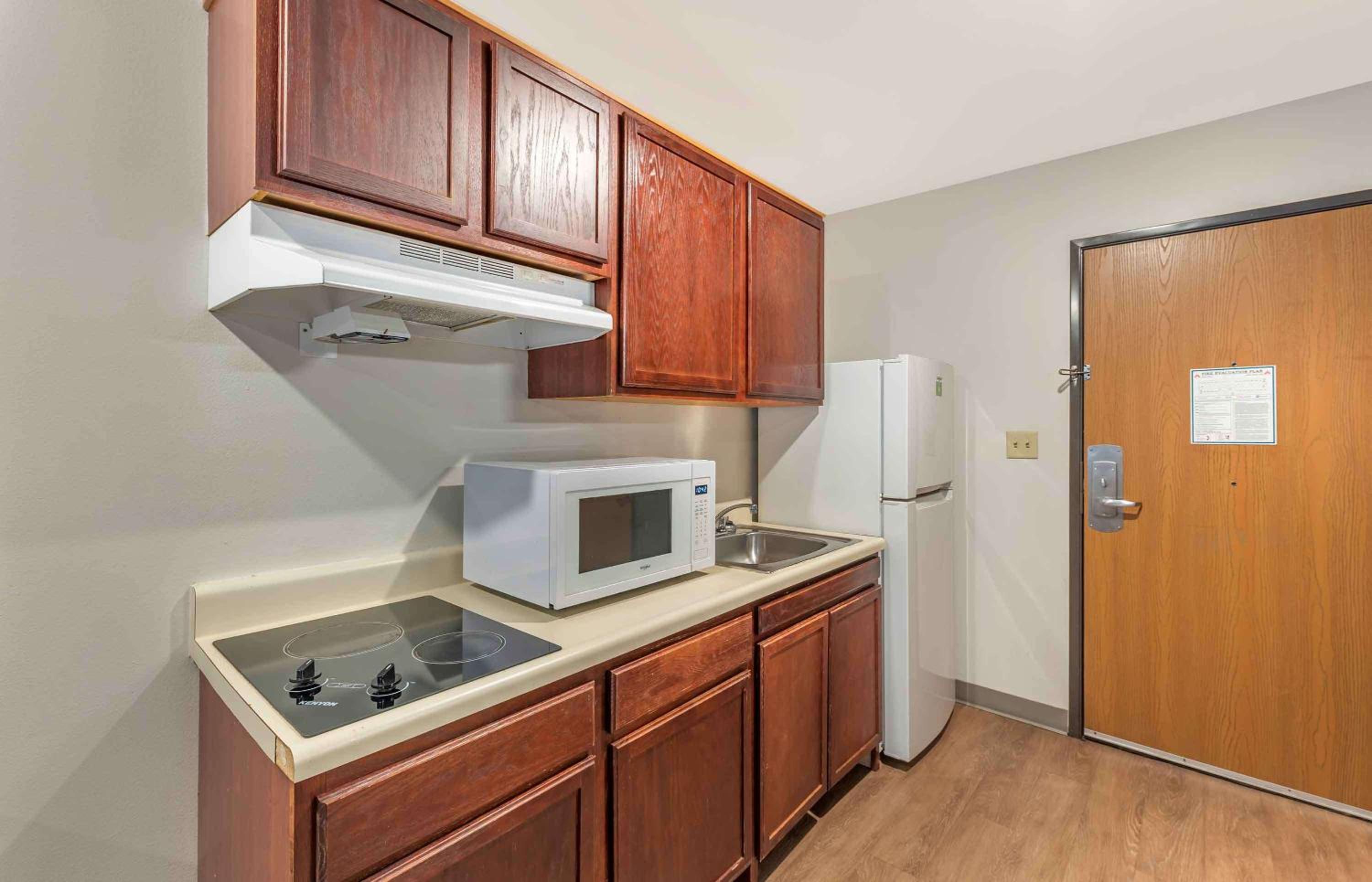 1 Queen Bed | Non-Smoking, Kitchen, Sofa-Bed - Photo 4